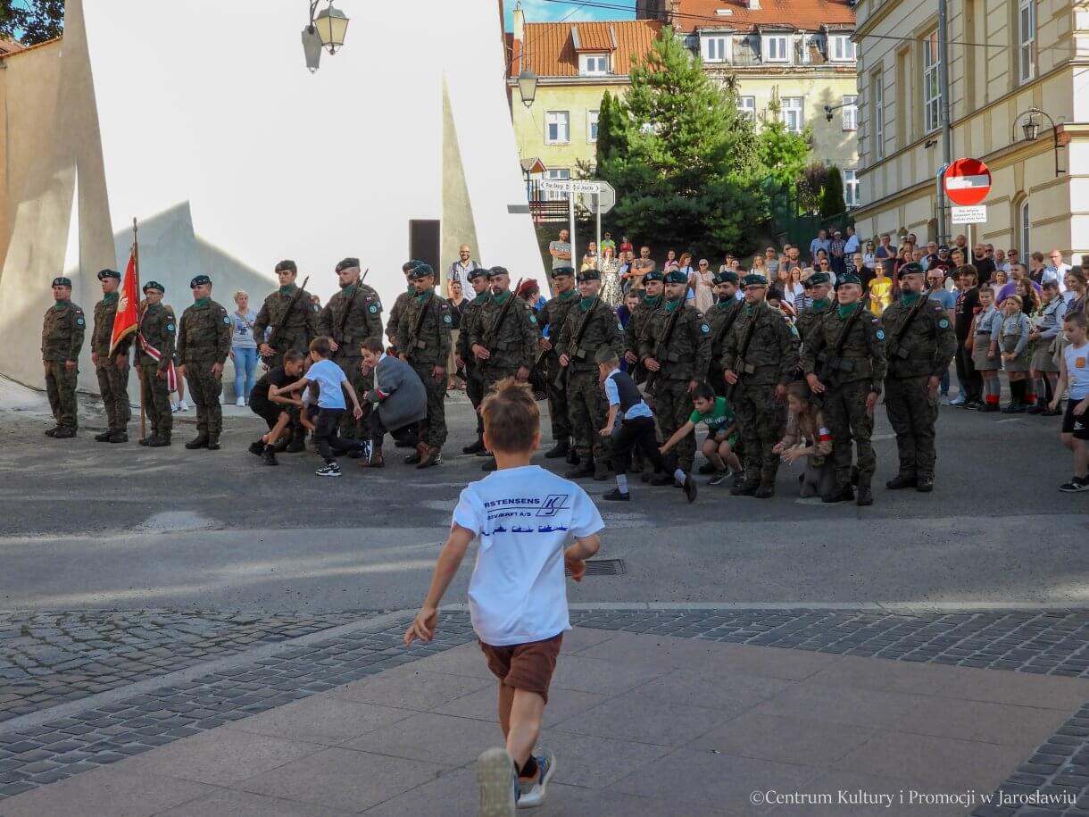 81. rocznica Powstania Warszawskiego - dzieci zbierają łuski z karabinów po salwie honorowej