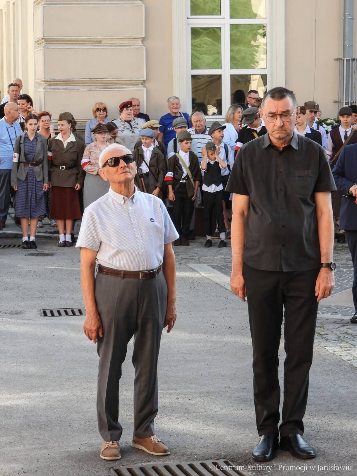 81. rocznica Powstania Warszawskiego - przedstawiciele osób represjonowanych w stanie wojennym składają kwiaty pod pomnikiem Bohaterów i Ofiar II Wojny Światowej