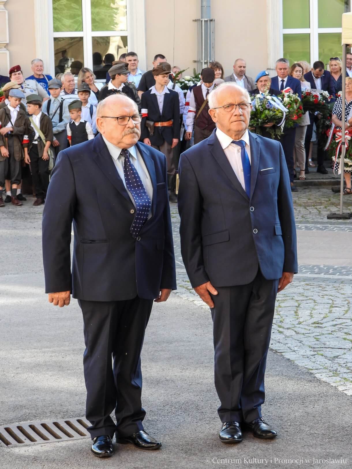 81. rocznica Powstania Warszawskiego - przedstawiciele kombatantów składają kwiaty pod pomnikiem Bohaterów i Ofiar II Wojny Światowej