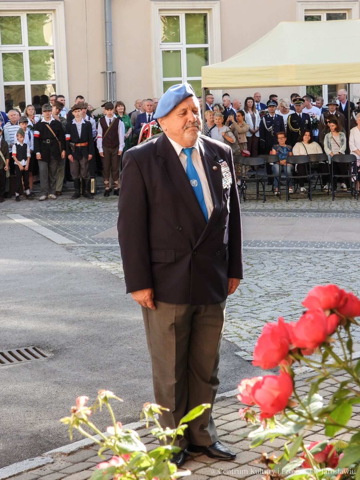 81. rocznica Powstania Warszawskiego - przedstawiciele SKMP ONZ składają kwiaty pod pomnikiem Bohaterów i Ofiar II Wojny Światowej