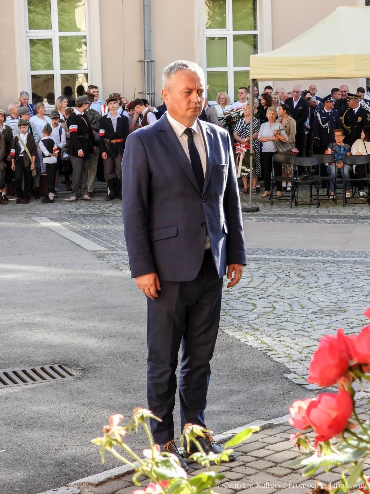 81. rocznica Powstania Warszawskiego - przedstawiciele Wojewody Podkarpackiej składają kwiaty pod pomnikiem Bohaterów i Ofiar II Wojny Światowej