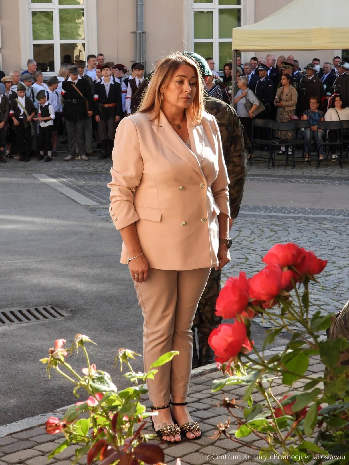 81. rocznica Powstania Warszawskiego - przedstawiciele biura poselskiego Tadeusza Chrzana składają kwiaty pod pomnikiem Bohaterów i Ofiar II Wojny Światowej