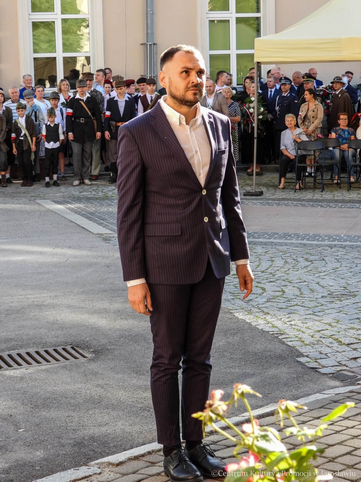 81. rocznica Powstania Warszawskiego - przedstawiciele biura senatora Mieczysława Golby składają kwiaty pod pomnikiem Bohaterów i Ofiar II Wojny Światowej