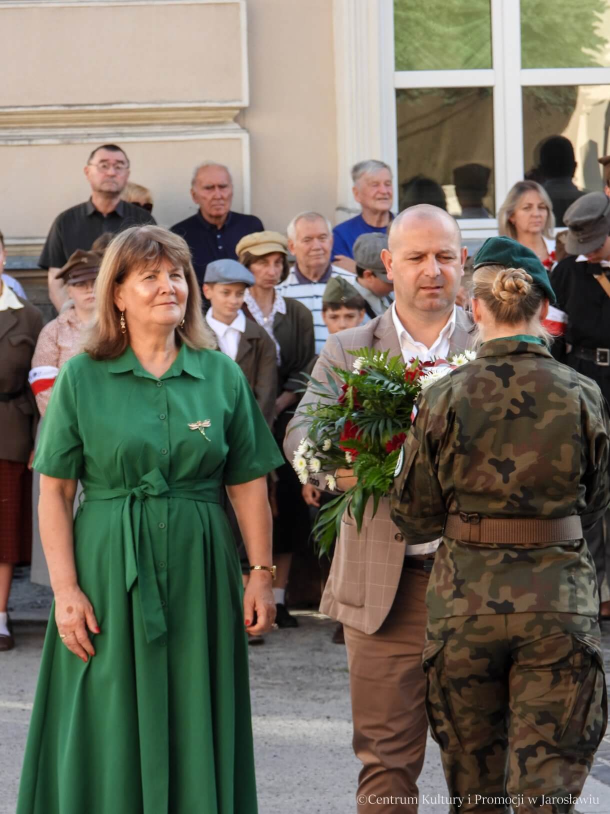 81. rocznica Powstania Warszawskiego - przedstawiciele Rady Powiatu Jarosławskiego składają kwiaty pod pomnikiem Bohaterów i Ofiar II Wojny Światowej