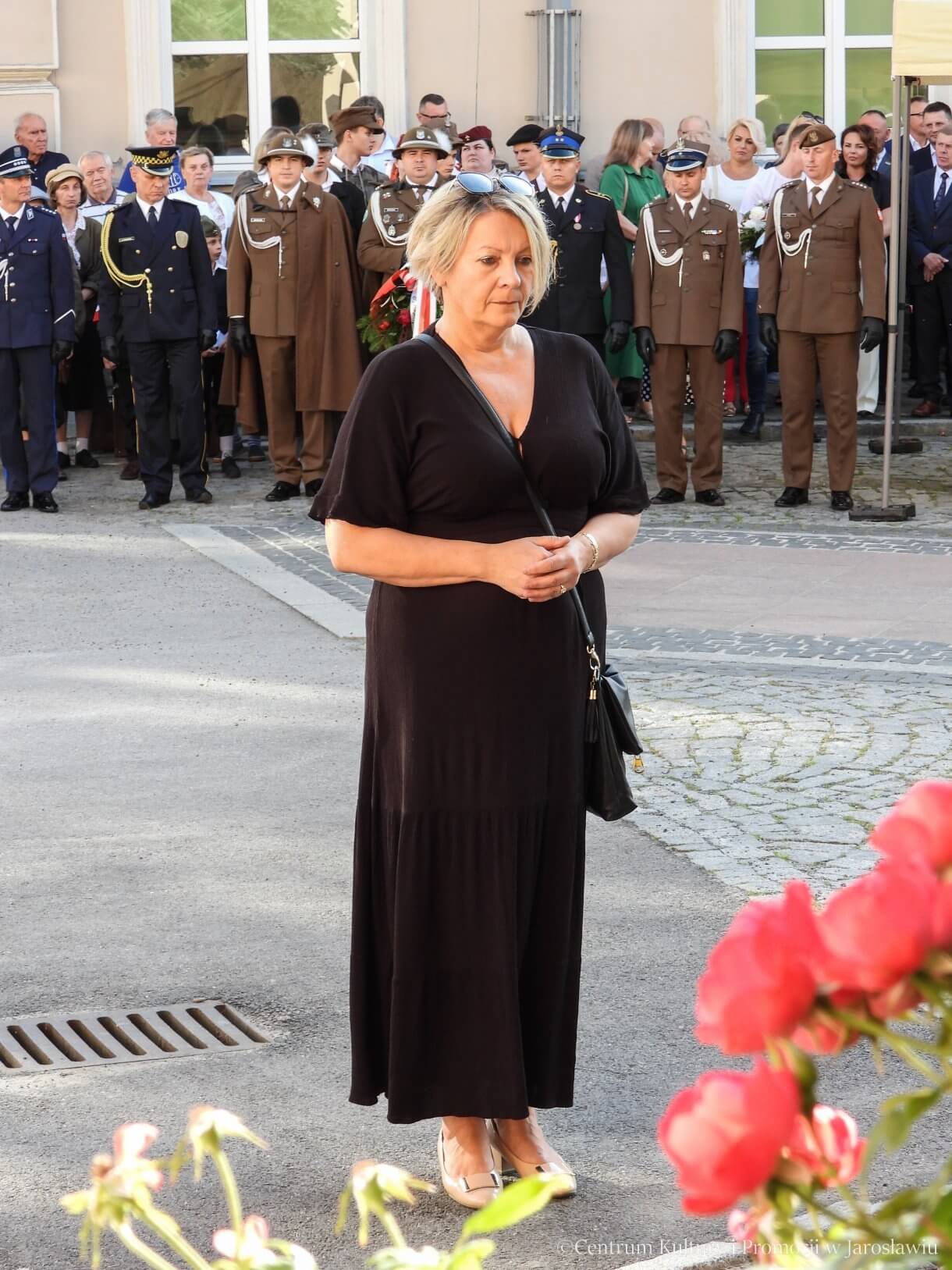 81. rocznica Powstania Warszawskiego - przedstawiciele stowarzyszeń składają kwiaty pod pomnikiem Bohaterów i Ofiar II Wojny Światowej