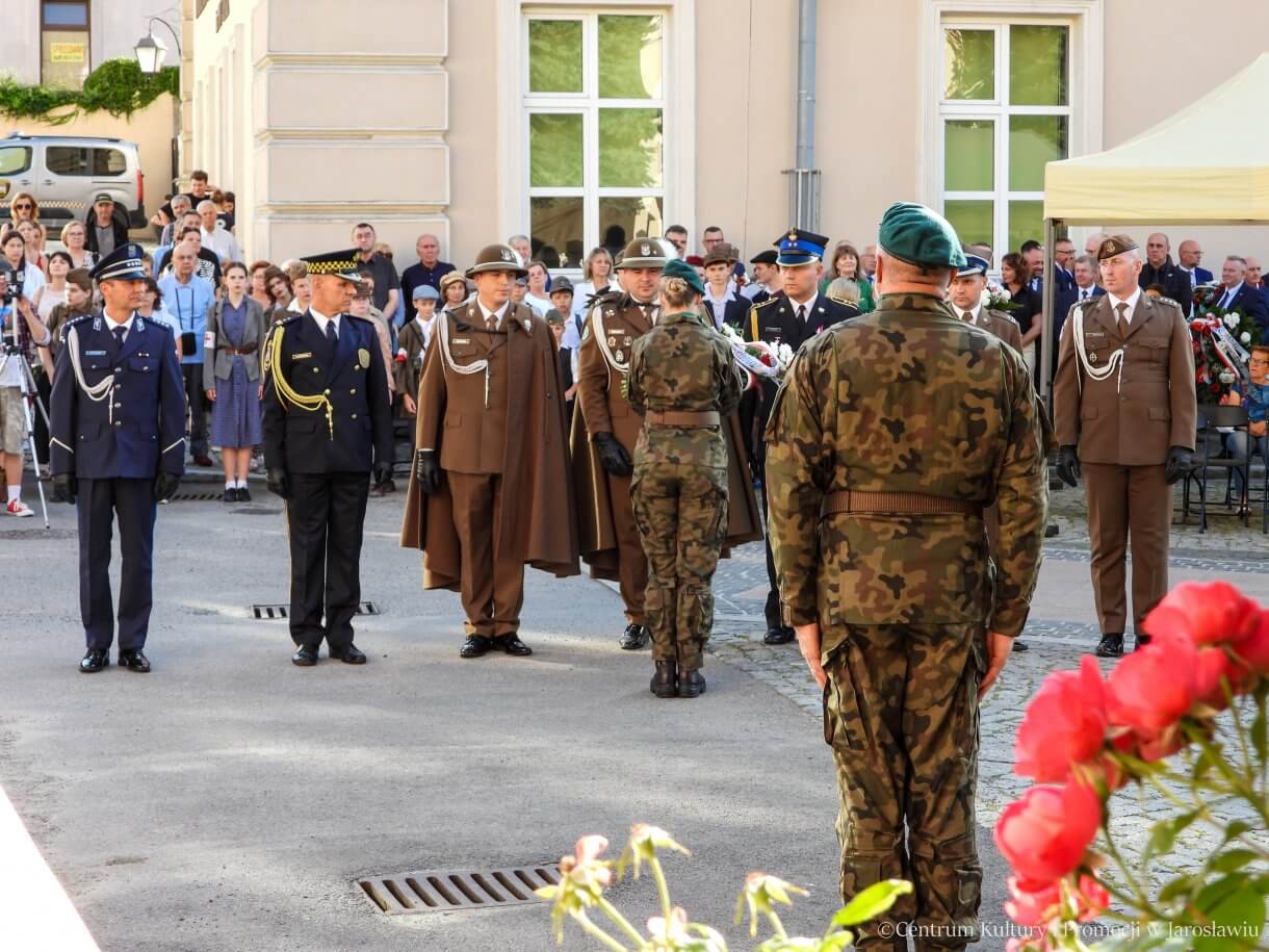 81. rocznica Powstania Warszawskiego - przedstawiciele służb mundurowych garnizonu Jarosław składają kwiaty pod pomnikiem Bohaterów i Ofiar II Wojny Światowej