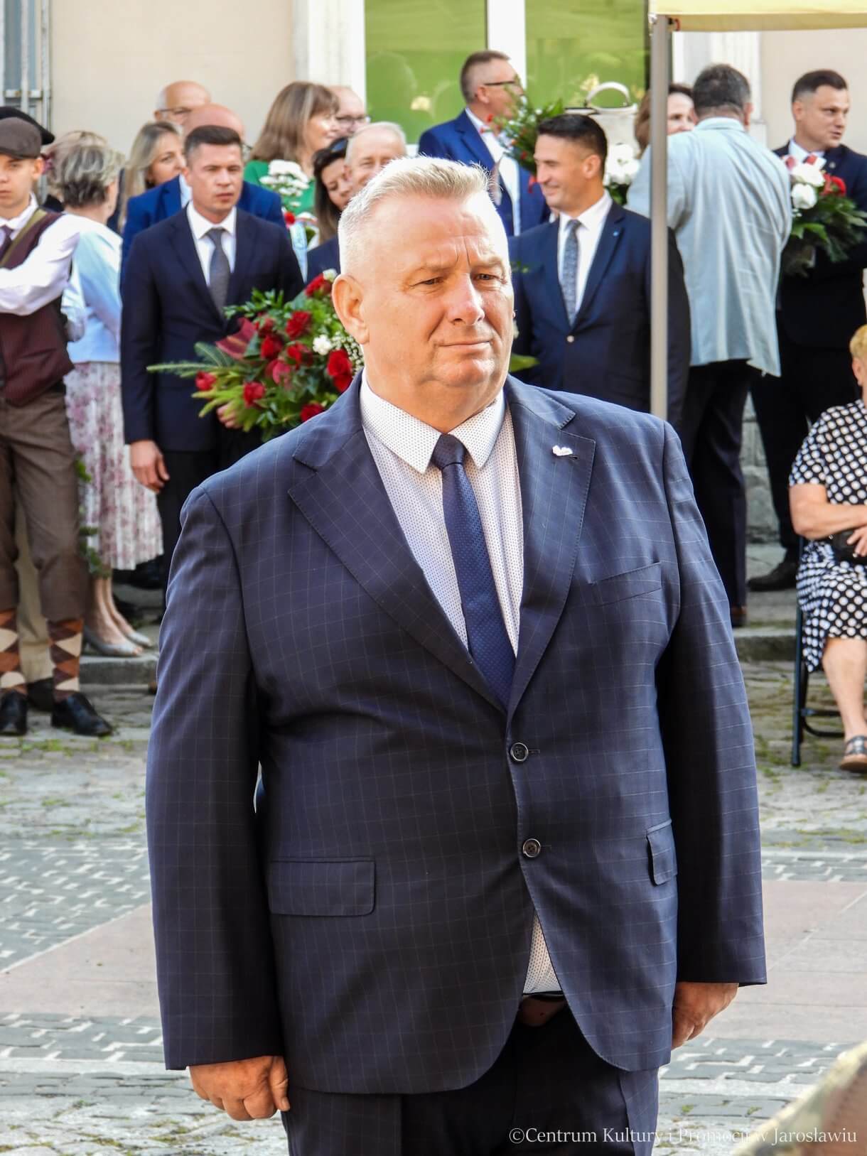 81. rocznica Powstania Warszawskiego - przedstawiciele NSSZ Solidarność składają kwiaty pod pomnikiem Bohaterów i Ofiar II Wojny Światowej