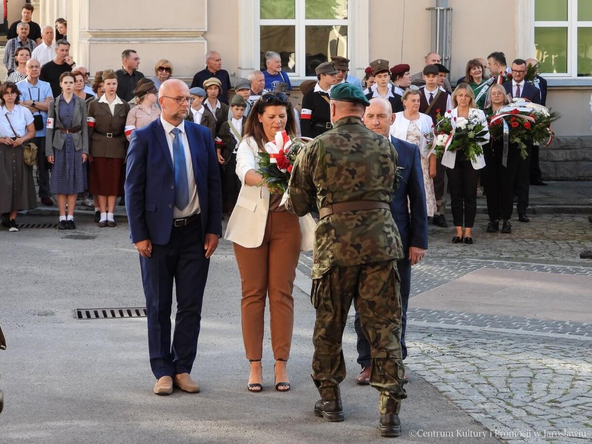 81. rocznica Powstania Warszawskiego - przedstawiciele jarosławskich szkół podstawowych składają kwiaty pod pomnikiem Bohaterów i Ofiar II Wojny Światowej