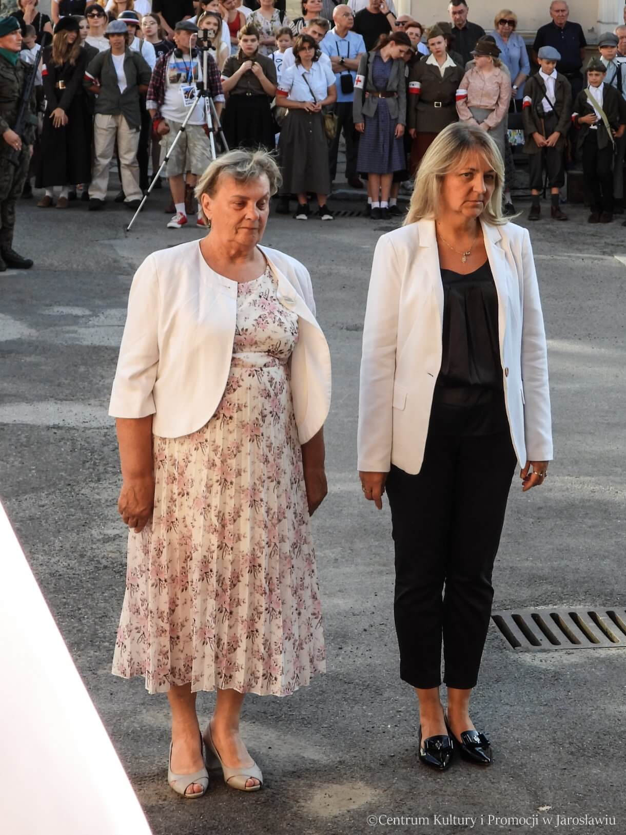 81. rocznica Powstania Warszawskiego - przedstawiciele JOKiS składają kwiaty pod pomnikiem Bohaterów i Ofiar II Wojny Światowej