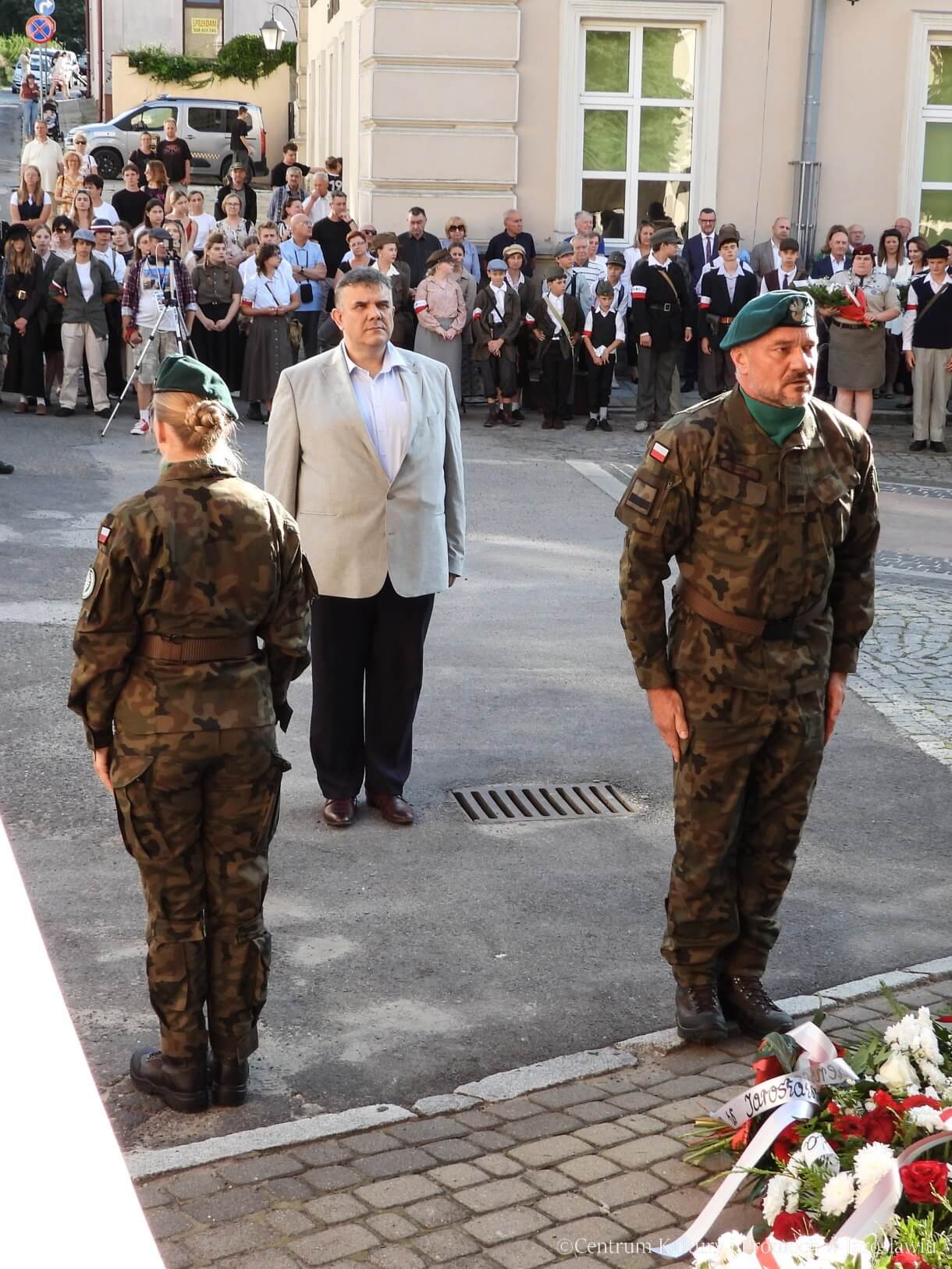 81. rocznica Powstania Warszawskiego - przedstawiciele Muzeum w Jarosławiu Kamienica Orsettich składają kwiaty pod pomnikiem Bohaterów i Ofiar II Wojny Światowej