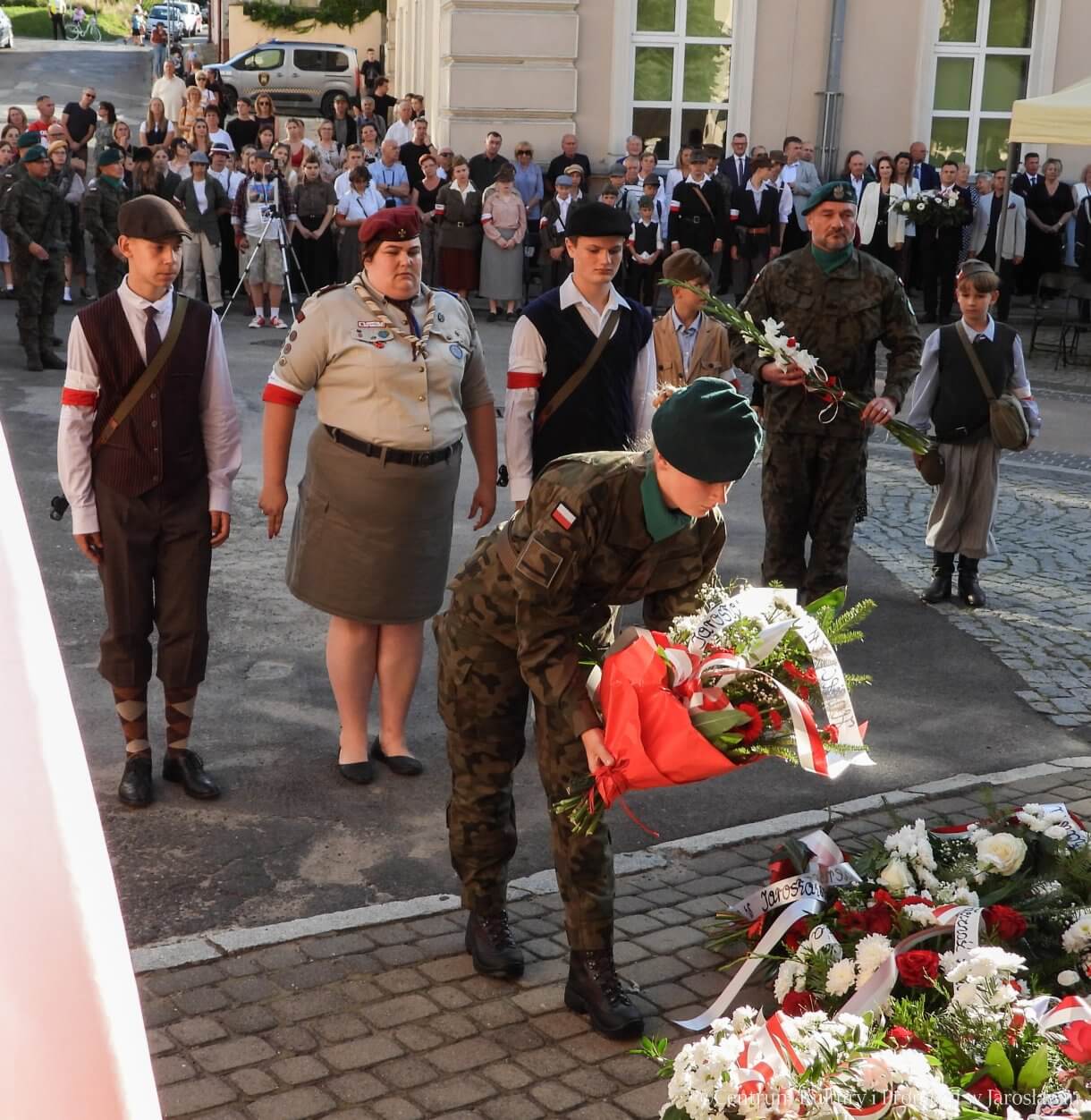 81. rocznica Powstania Warszawskiego - przedstawiciele ZHP Hufiec Jarosław składają kwiaty pod pomnikiem Bohaterów i Ofiar II Wojny Światowej