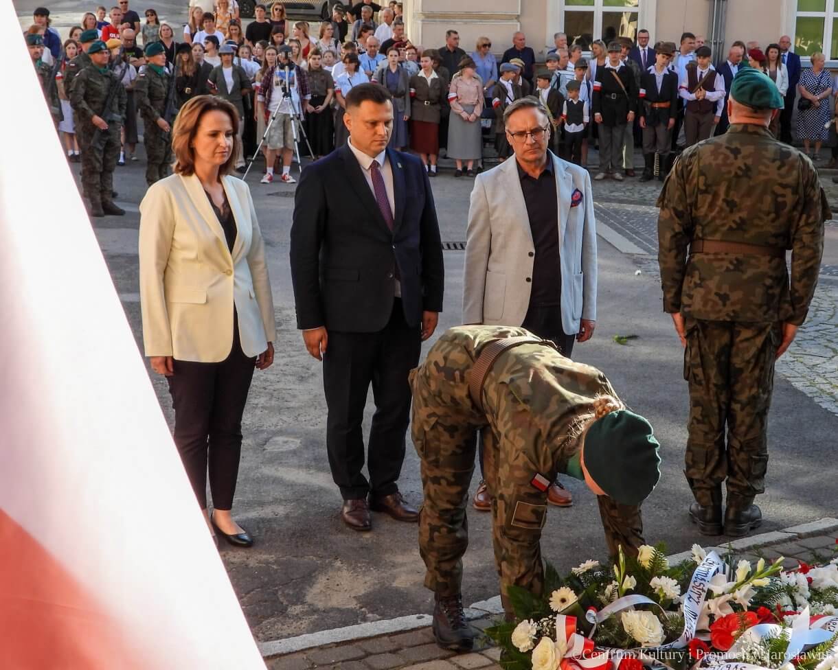 81. rocznica Powstania Warszawskiego - przedstawiciele UM Jarosław składają kwiaty pod pomnikiem Bohaterów i Ofiar II Wojny Światowej
