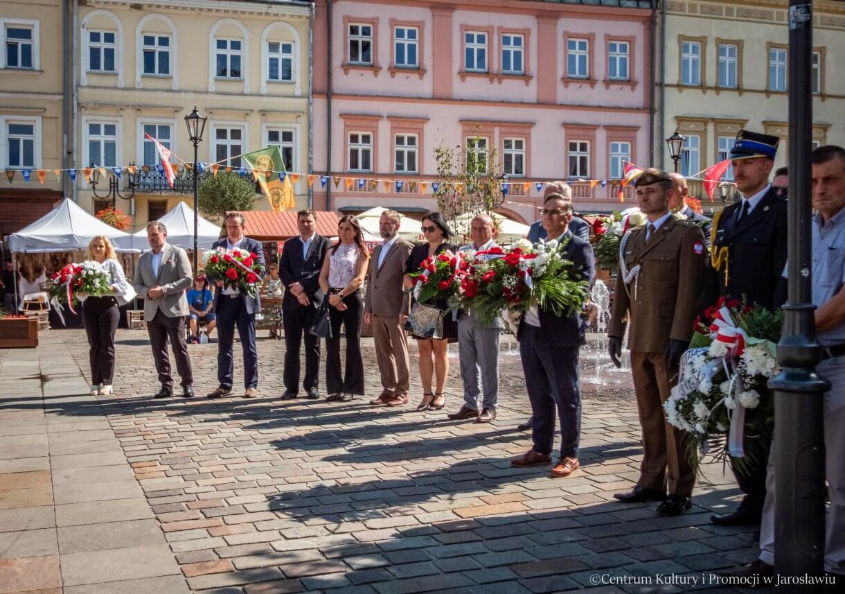 88. rocznica wielkiego strajku chłopskiego - składanie kwiatów pod tablicą pamiątkową