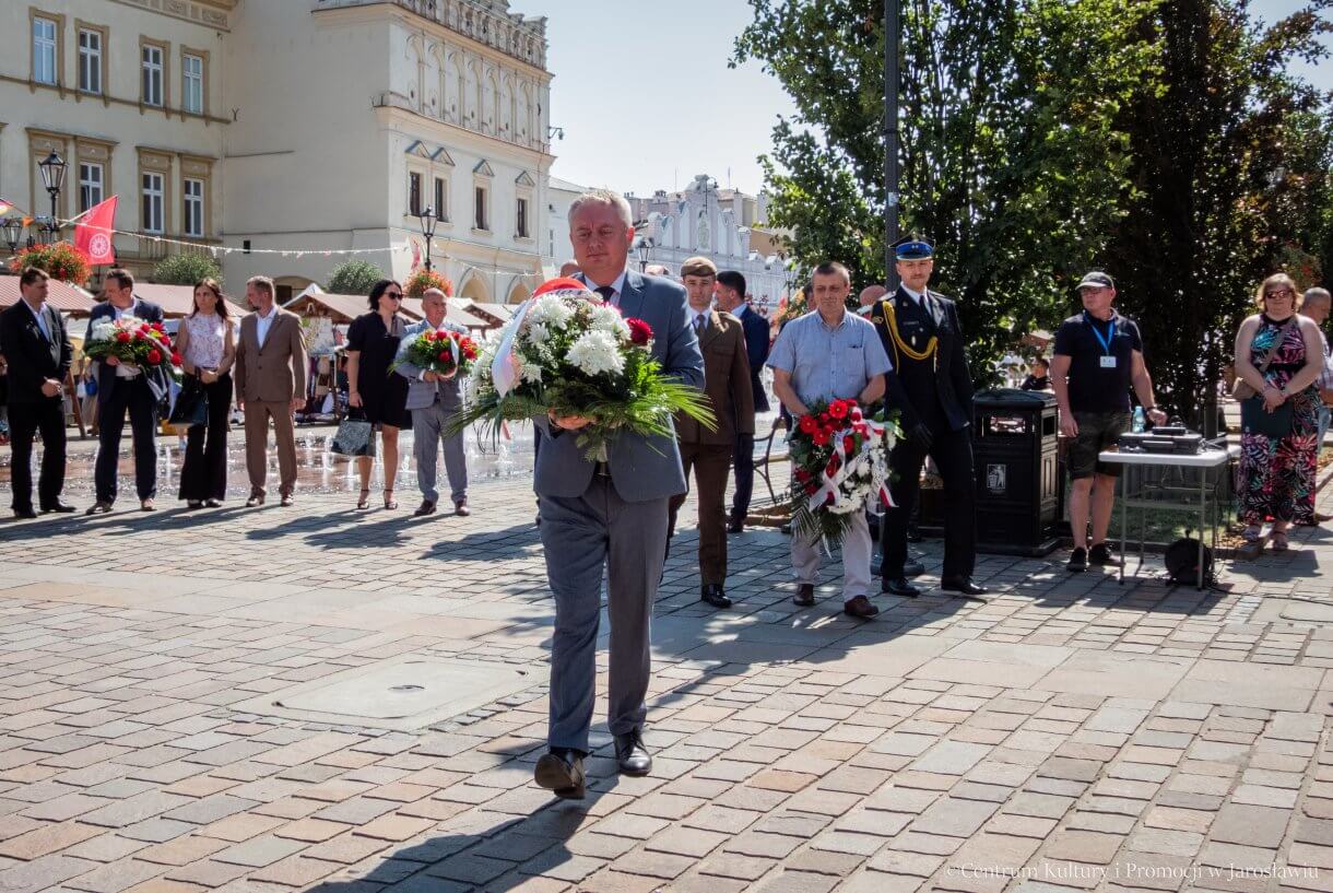 88. rocznica wielkiego strajku chłopskiego - składanie kwiatów pod tablicą pamiątkową