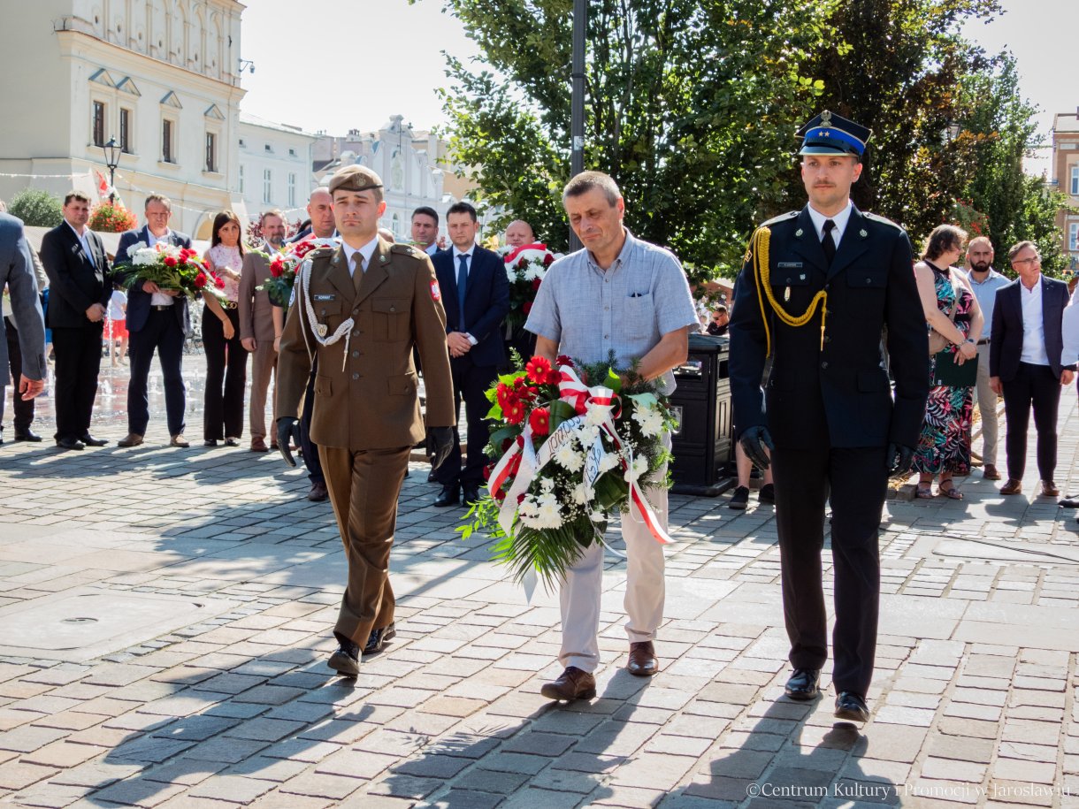 88. rocznica wielkiego strajku chłopskiego - składanie kwiatów pod tablicą pamiątkową
