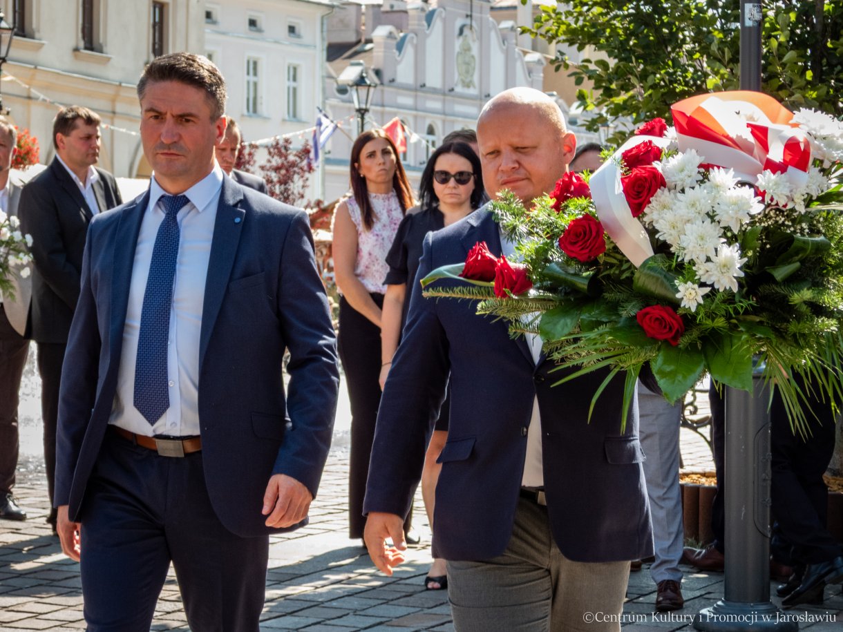 88. rocznica wielkiego strajku chłopskiego - składanie kwiatów pod tablicą pamiątkową