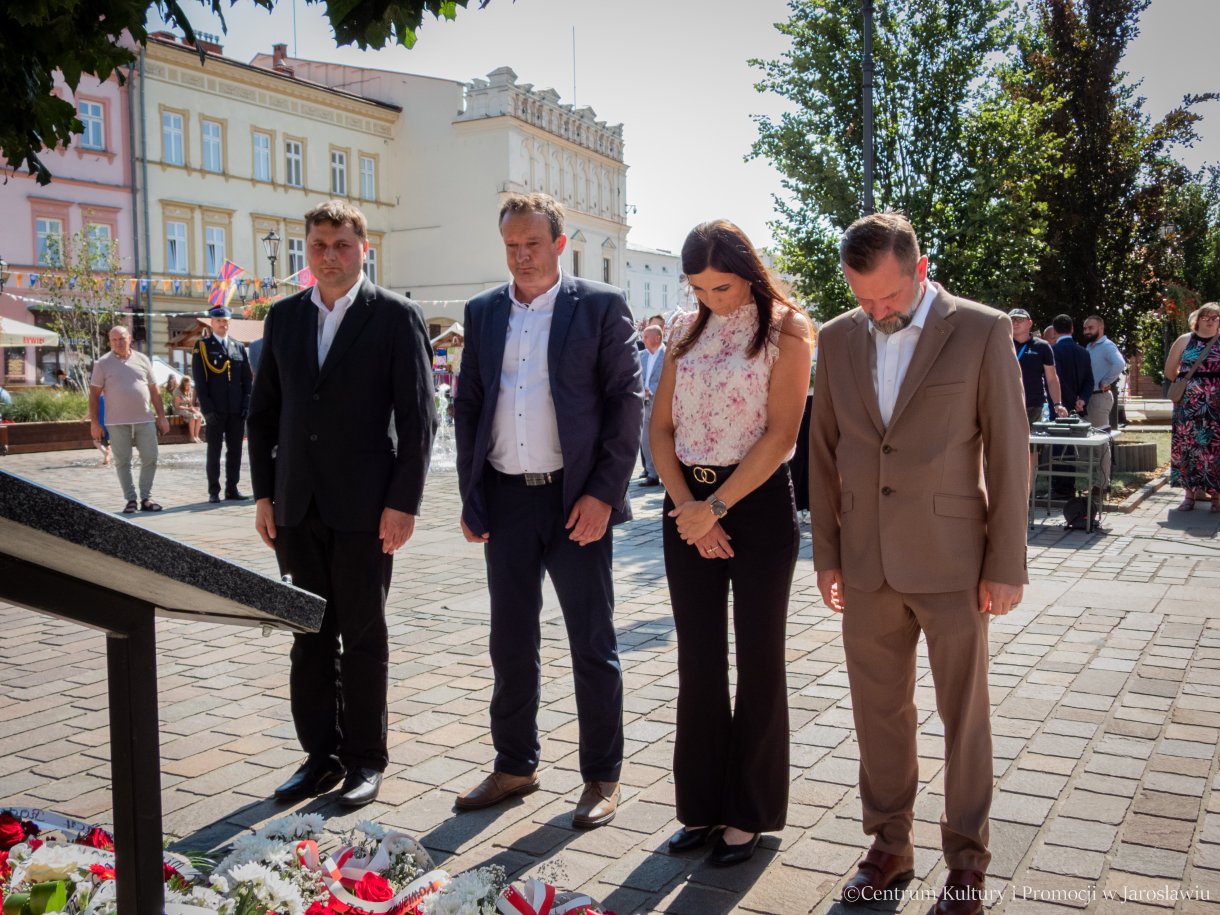 88. rocznica wielkiego strajku chłopskiego - składanie kwiatów pod tablicą pamiątkową