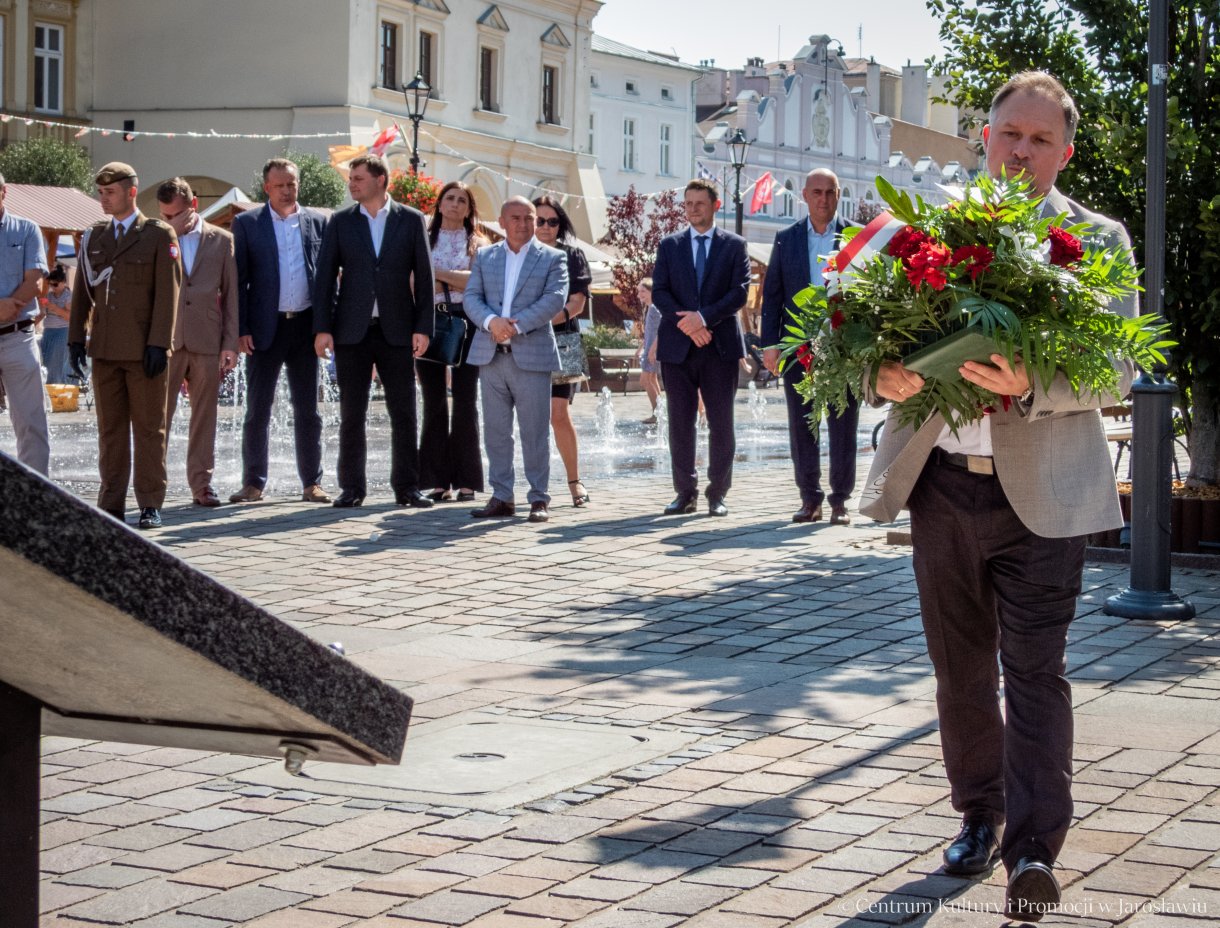 88. rocznica wielkiego strajku chłopskiego - składanie kwiatów pod tablicą pamiątkową