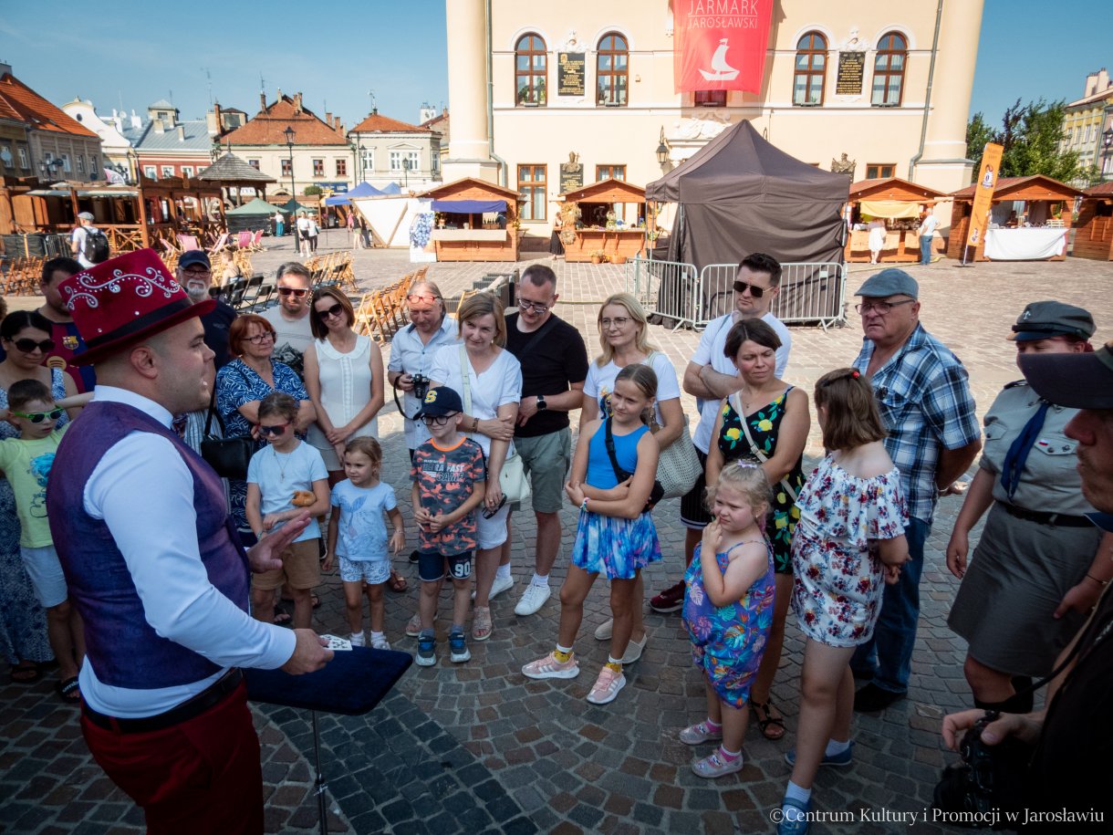 Jarmark Jarosławski - pokaz iluzji - magik Marek Polak