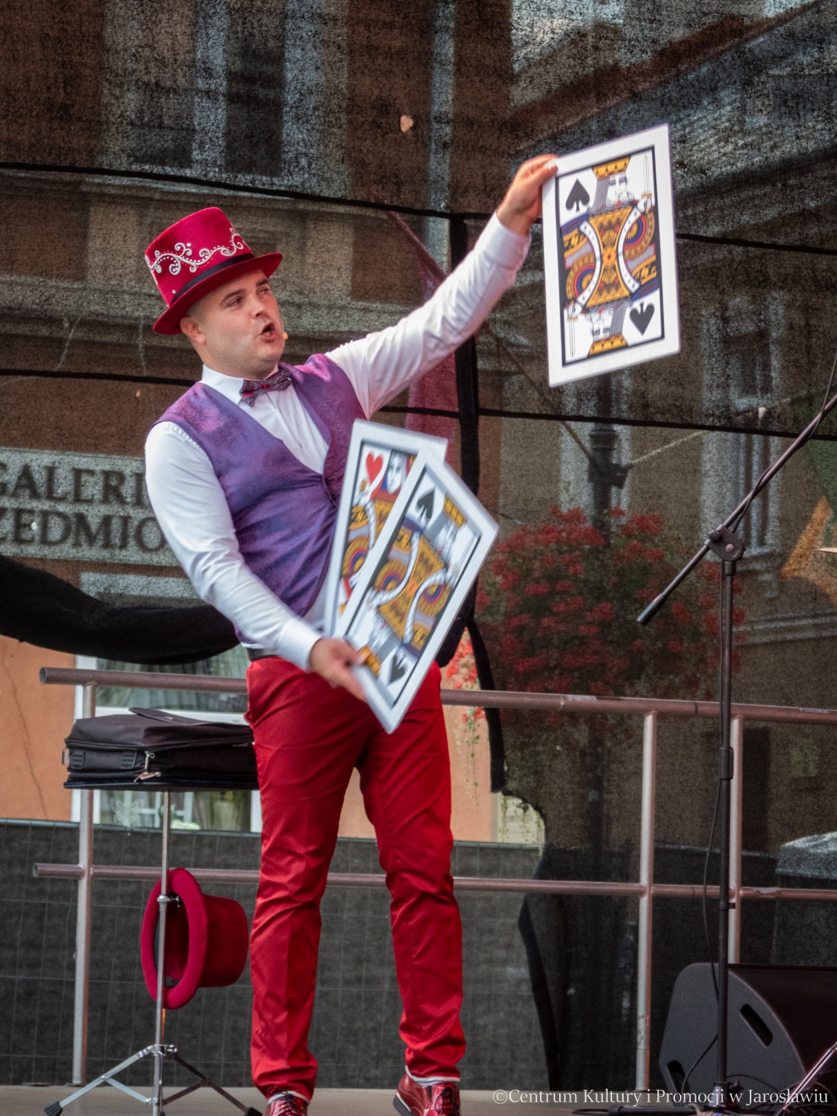 Jarmark Jarosławski - pokaz iluzji - magik Marek Polak