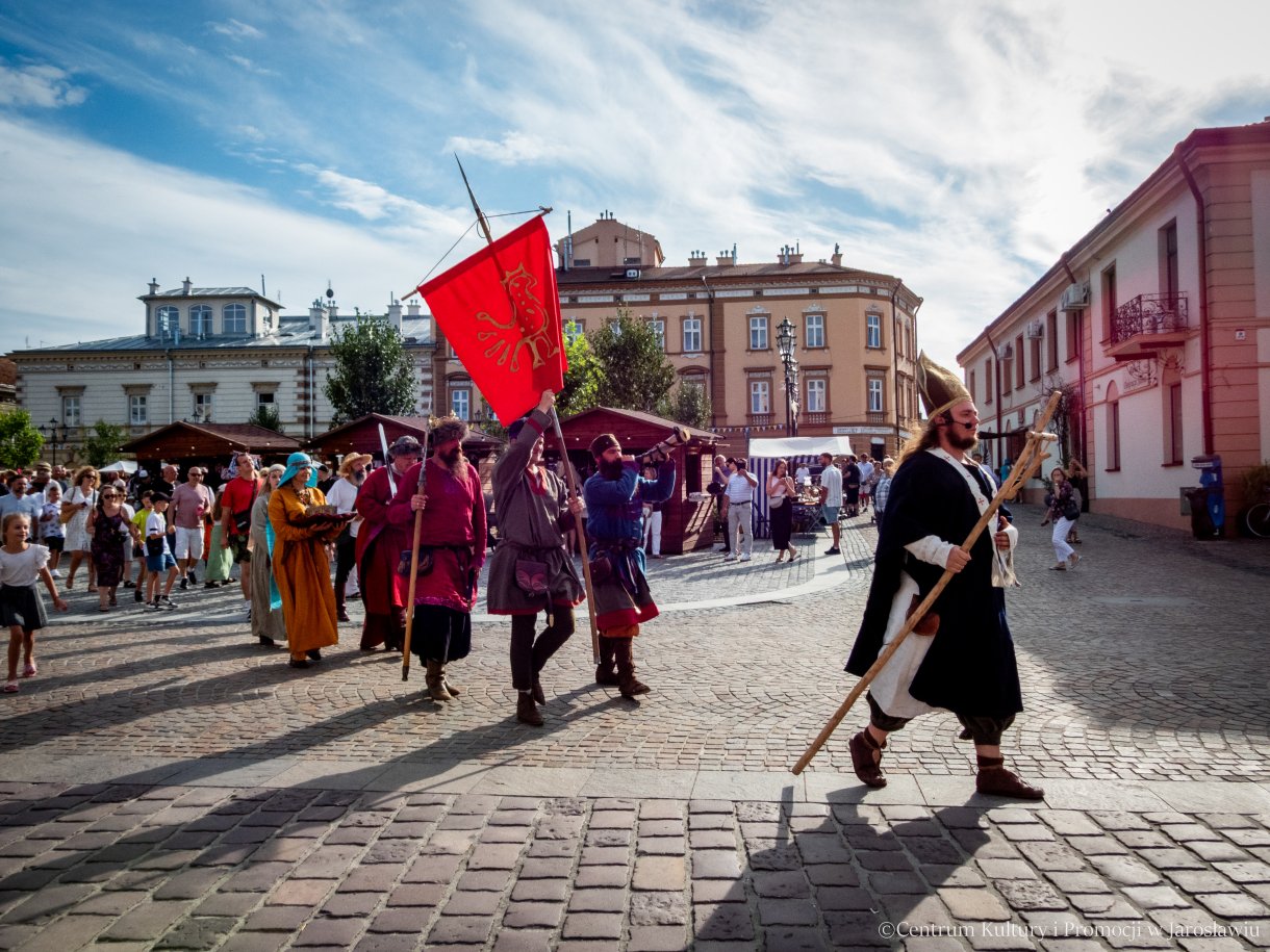 Jarmark Jarosławski - inscenizacja 100-lecia koronacji Bolesława Chrobrego -przemarsz