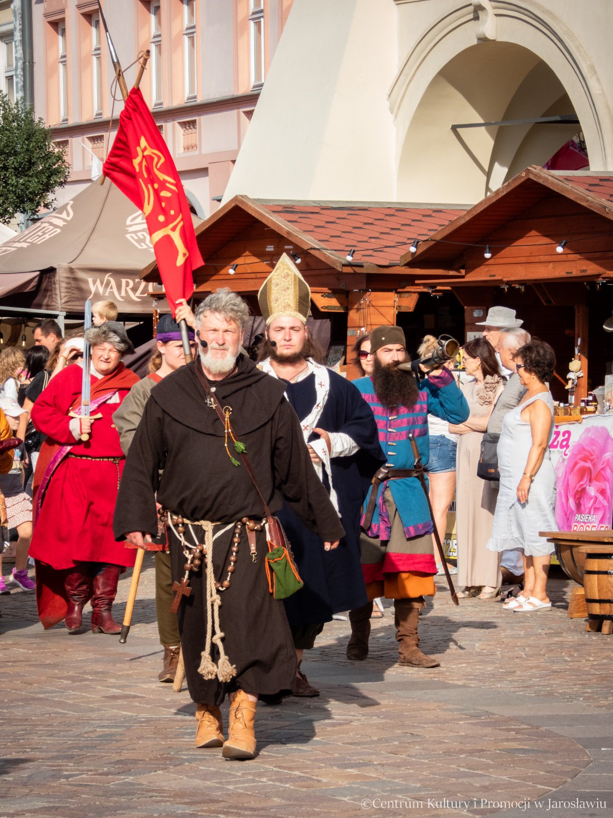 Jarmark Jarosławski - inscenizacja 100-lecia koronacji Bolesława Chrobrego - przemarsz na czele gal anonim
