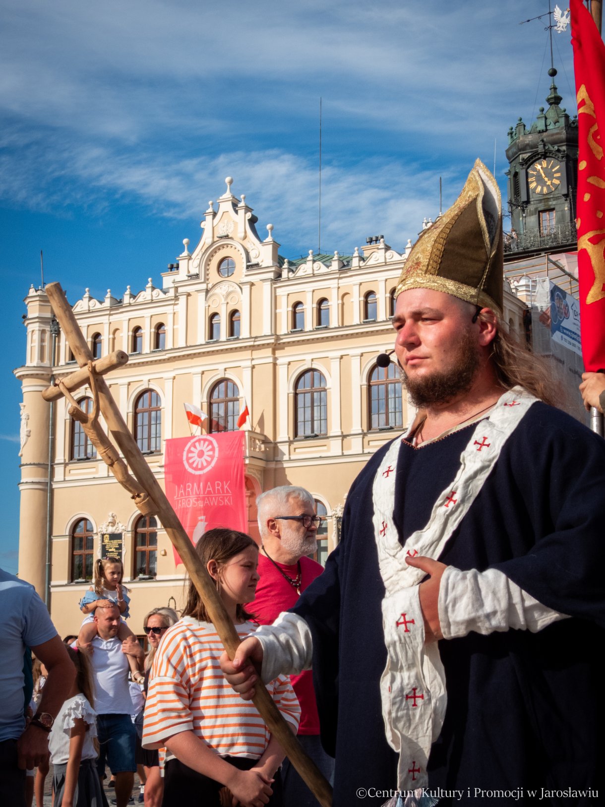 Jarmark Jarosławski - inscenizacja 100-lecia koronacji Bolesława Chrobrego - przemarsz na czele biskup