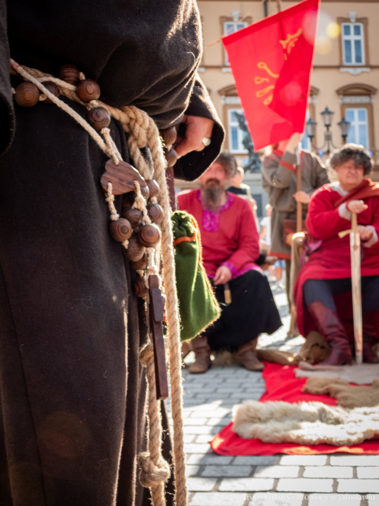 Jarmark Jarosławski - inscenizacja 100-lecia koronacji Bolesława Chrobrego - detal różaniec