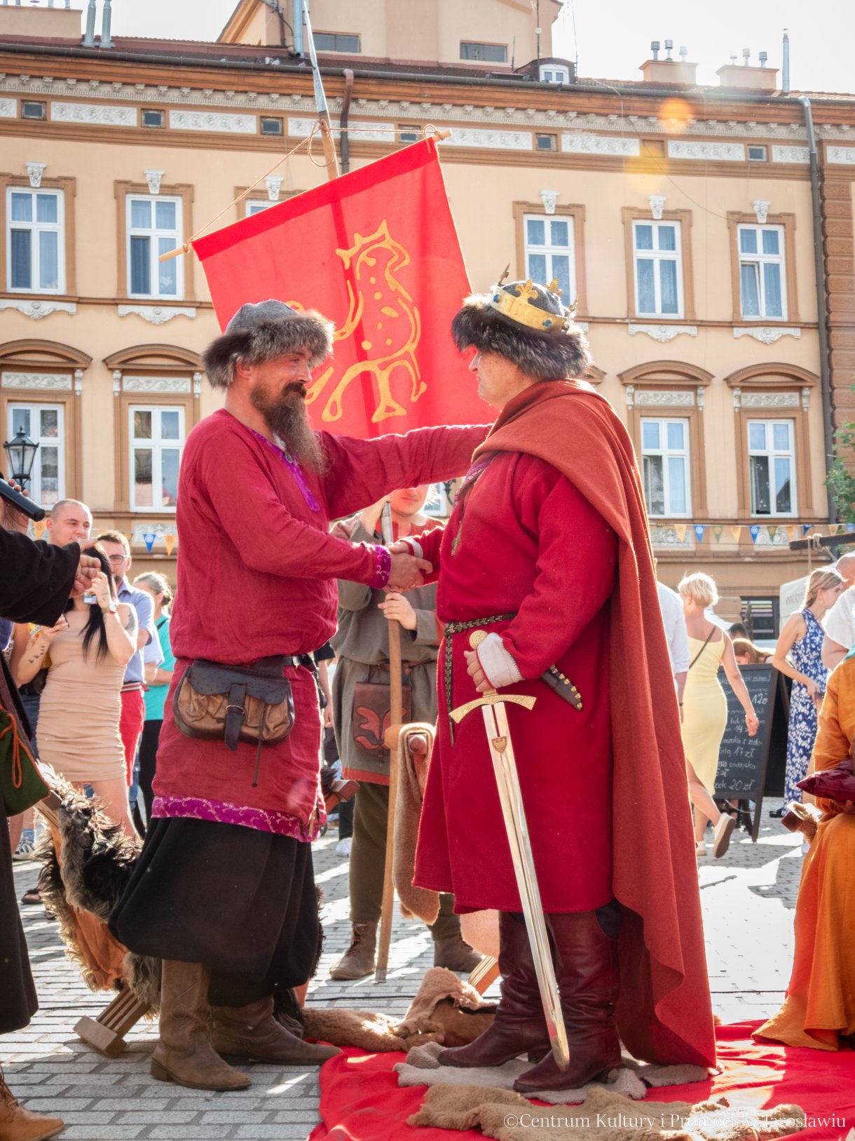 Jarmark Jarosławski - inscenizacja 100-lecia koronacji Bolesława Chrobrego - postacie Bolesław Chrobry i Otton III