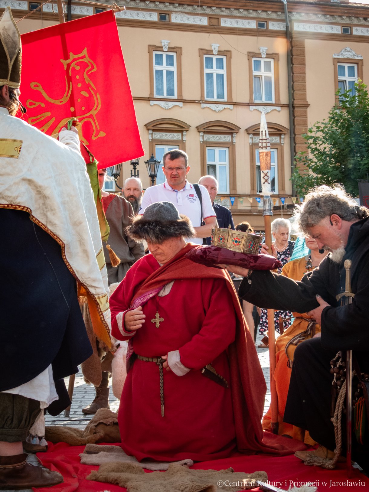 Jarmark Jarosławski - inscenizacja 100-lecia koronacji Bolesława Chrobrego - koronacja