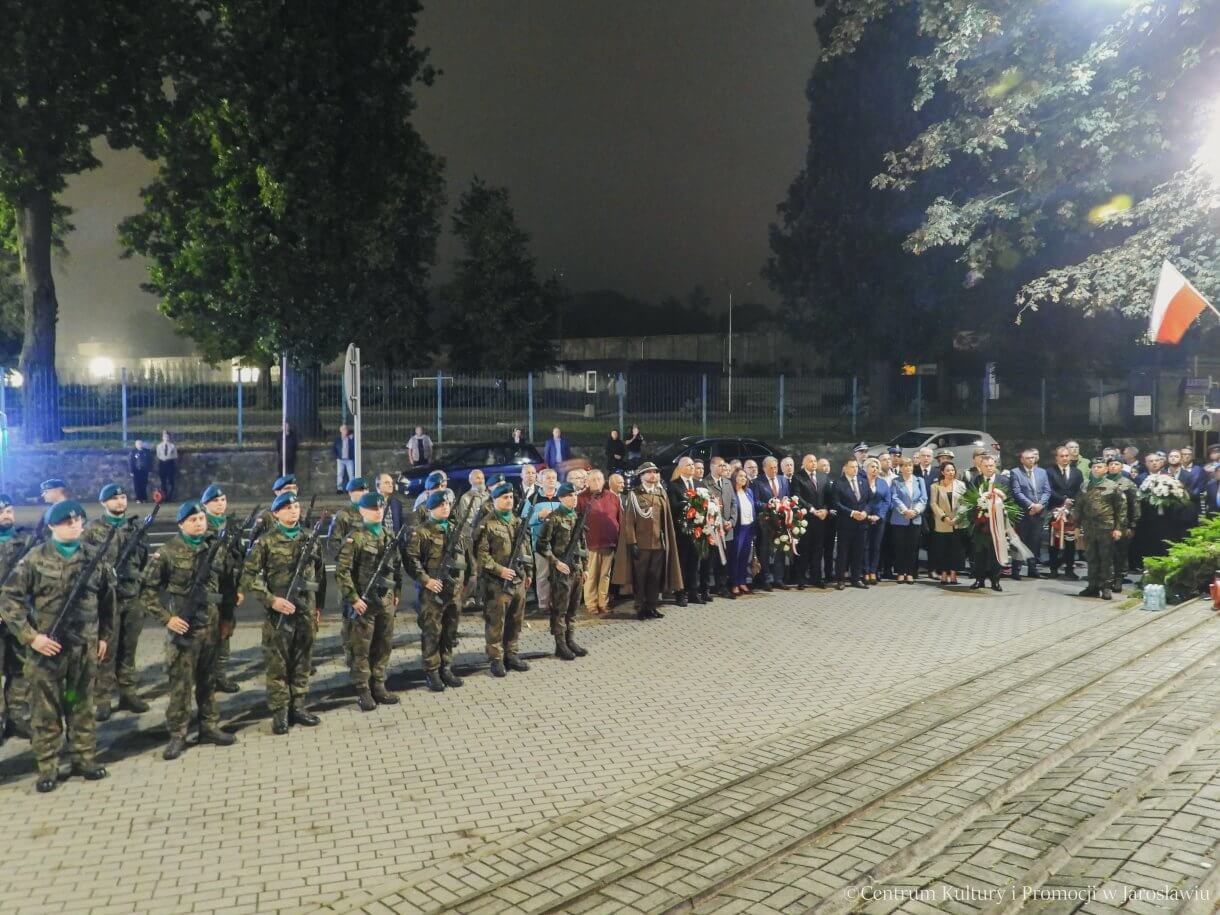 86. rocznica Wybuchu II Wojny Światowej - wojskowa asysta honorowa i uczestnicy obchodów