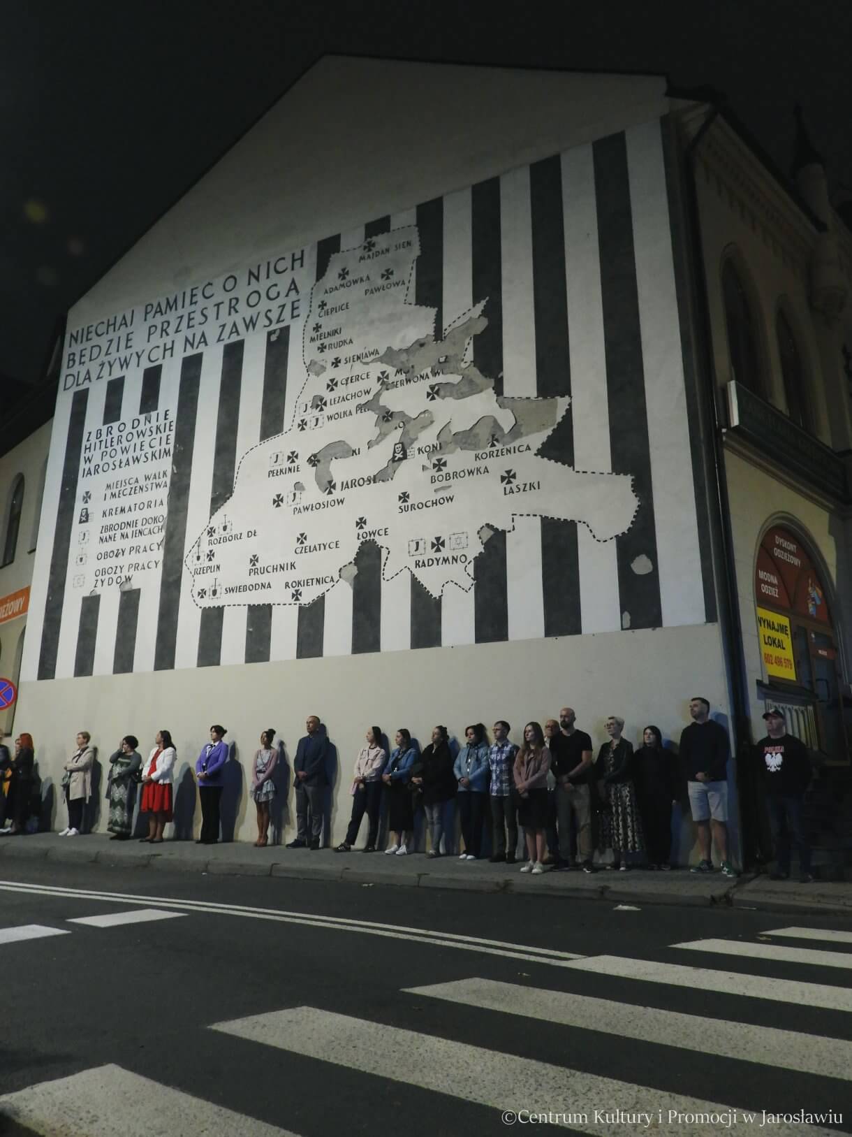 86. rocznica Wybuchu II Wojny Światowej - uczestnicy obchodów, nad nimi mapa miejsc kaźni