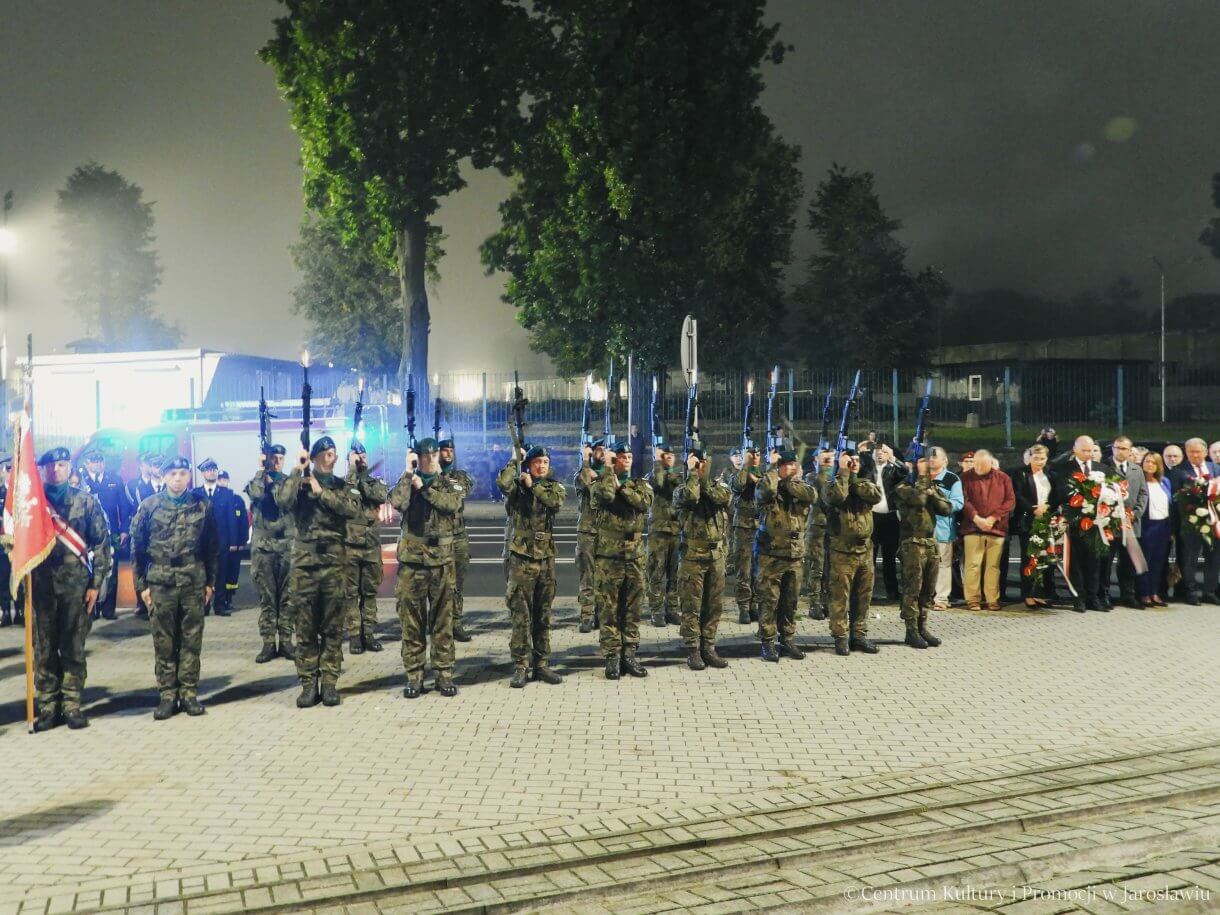 86. rocznica Wybuchu II Wojny Światowej - salwa honorowa Wojskowej Asysty Honorowej