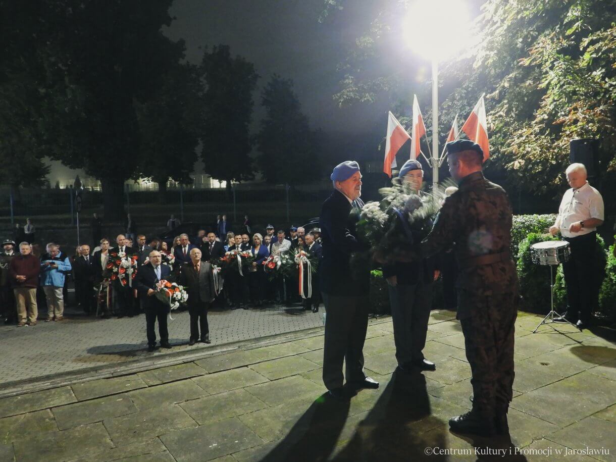 86. rocznica Wybuchu II Wojny Światowej - składanie kwiatów przez delegacje