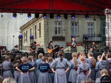 Śpiewogranie 2025 – rynek w Jarosławiu pełen harcerskich melodii I Festiwal Piosenki Harcerskiej "Śpiewogranie" - występ 1 jarosławskiej drużyny harcerzy "Pościg" im. Jana III Sobieskiego