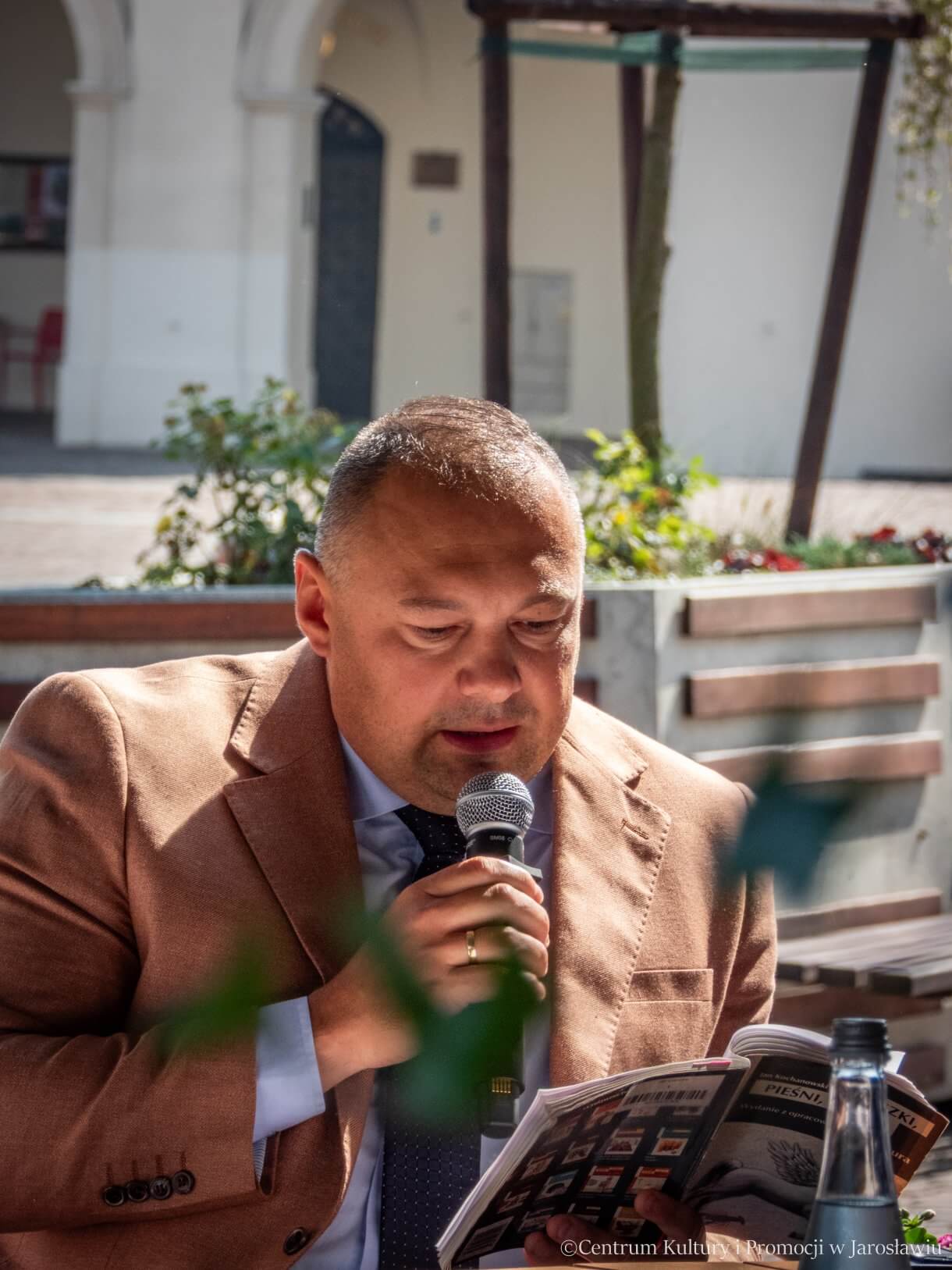 Narodowe Czytanie - uczestnicy - Starosta Jarosławski Kamil Dziukiewicz