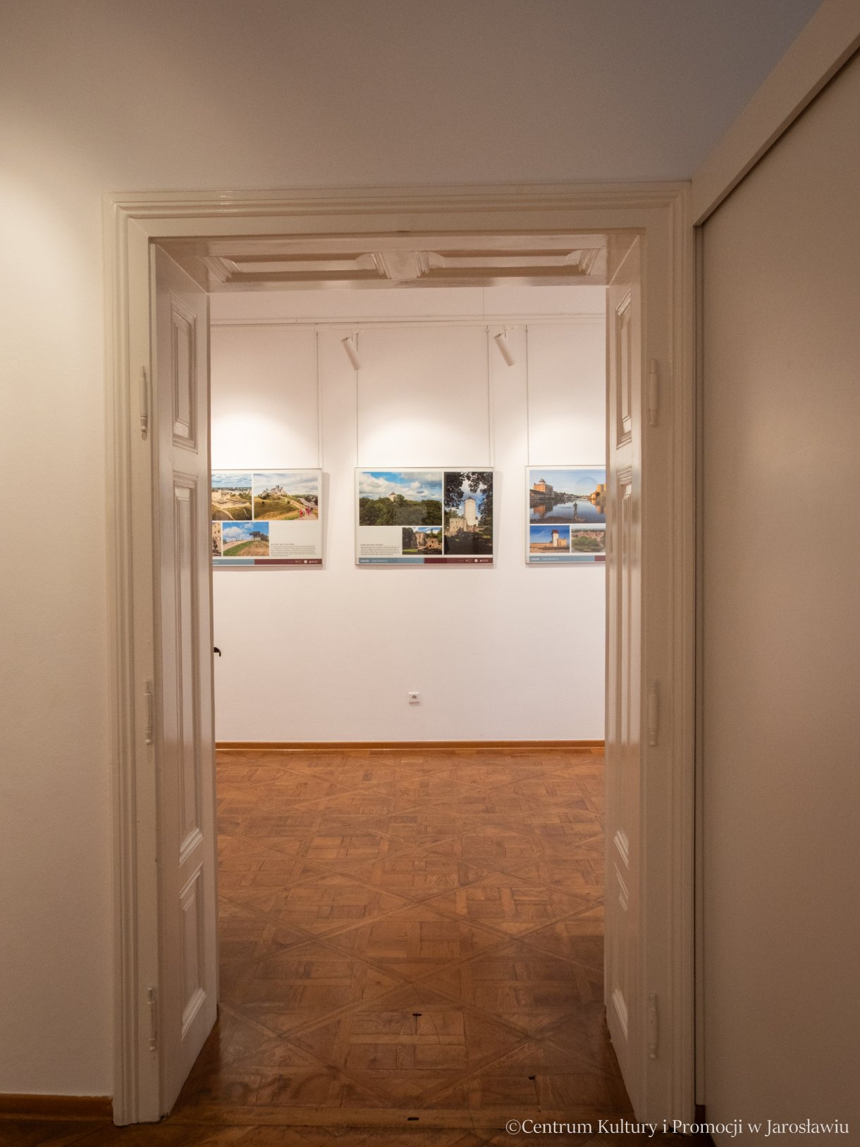 na wstawę „Harmonia kresowego krajobrazu” Mirek Osip – Pokrywką Na prezentowanych w przestrzeniach galerii planszach można podziwiać piękno i harmonię kresowego krajobrazu na przykładzie dawnych Inflant (obecnie Łotwa i Estonia). Autorem ekspozycji jest Mirosław Osip-Pokrywka. Wystawa towarzyszy XVI Międzynarodowemu Festiwalowi Kultury Kresowej