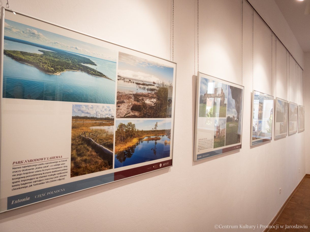 na wstawę „Harmonia kresowego krajobrazu” Mirek Osip – Pokrywką Na prezentowanych w przestrzeniach galerii planszach można podziwiać piękno i harmonię kresowego krajobrazu na przykładzie dawnych Inflant (obecnie Łotwa i Estonia). Autorem ekspozycji jest Mirosław Osip-Pokrywka. Wystawa towarzyszy XVI Międzynarodowemu Festiwalowi Kultury Kresowej