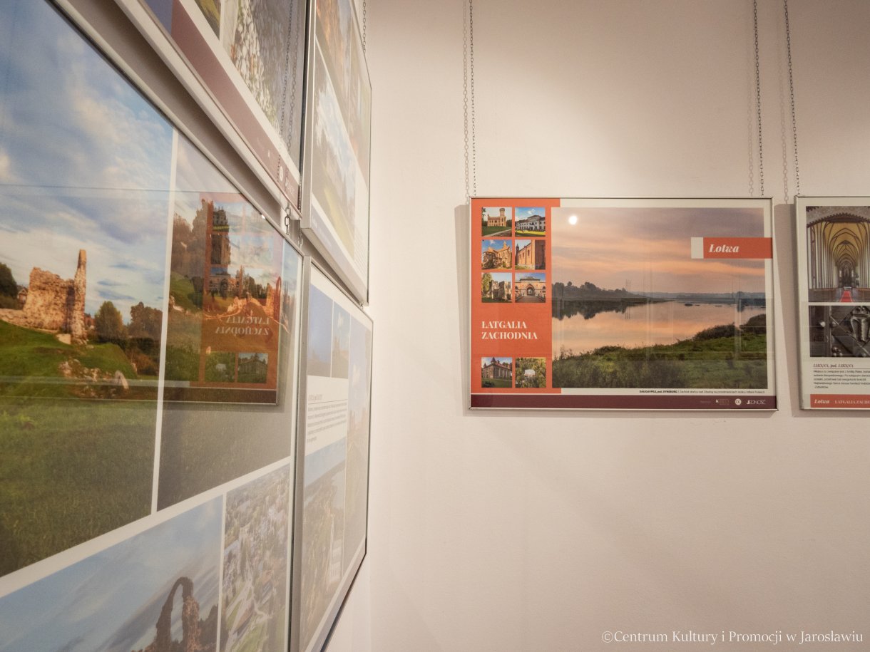 na wstawę „Harmonia kresowego krajobrazu” Mirek Osip – Pokrywką Na prezentowanych w przestrzeniach galerii planszach można podziwiać piękno i harmonię kresowego krajobrazu na przykładzie dawnych Inflant (obecnie Łotwa i Estonia). Autorem ekspozycji jest Mirosław Osip-Pokrywka. Wystawa towarzyszy XVI Międzynarodowemu Festiwalowi Kultury Kresowej