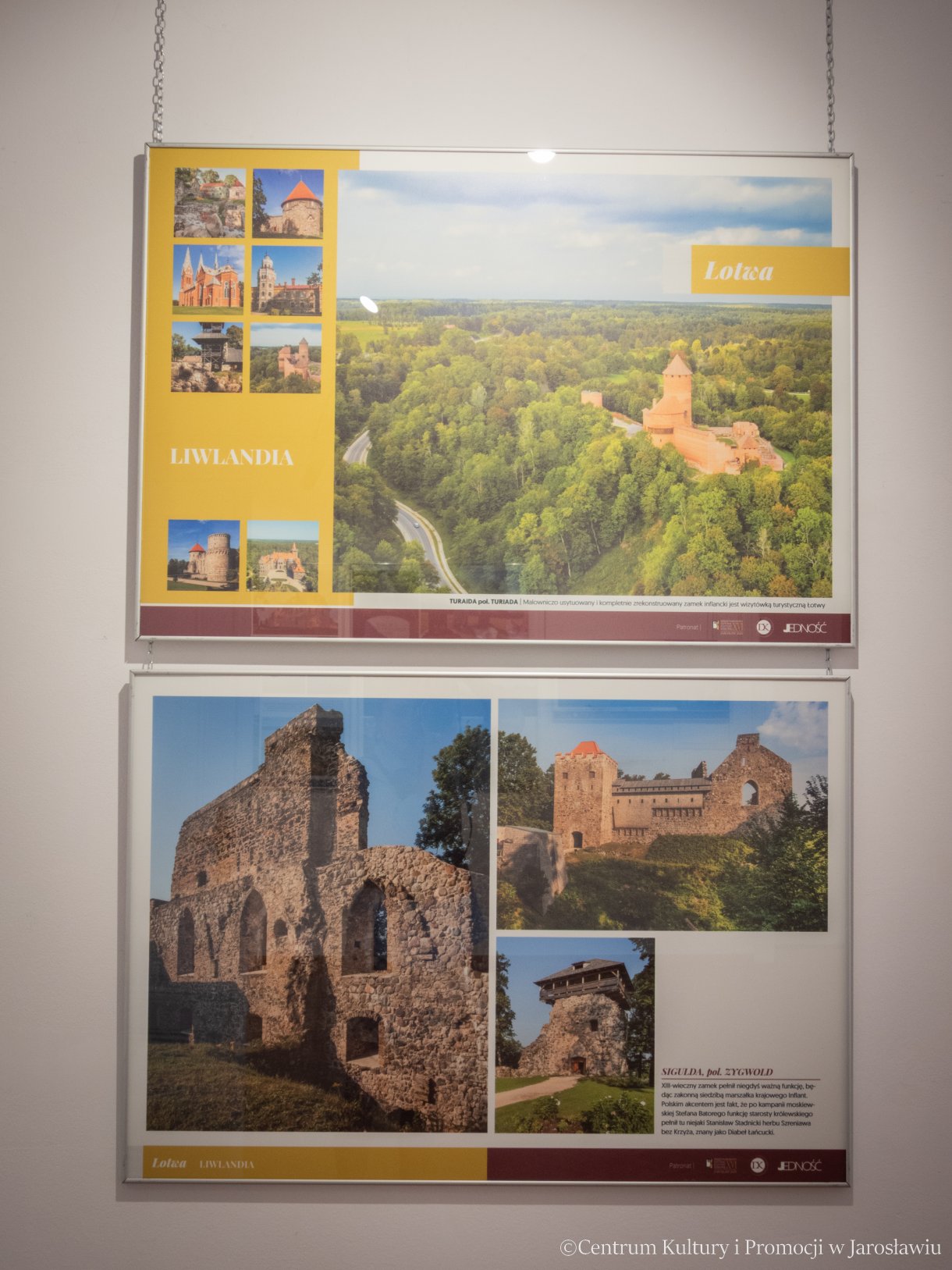 na wstawę „Harmonia kresowego krajobrazu” Mirek Osip – Pokrywką Na prezentowanych w przestrzeniach galerii planszach można podziwiać piękno i harmonię kresowego krajobrazu na przykładzie dawnych Inflant (obecnie Łotwa i Estonia). Autorem ekspozycji jest Mirosław Osip-Pokrywka. Wystawa towarzyszy XVI Międzynarodowemu Festiwalowi Kultury Kresowej