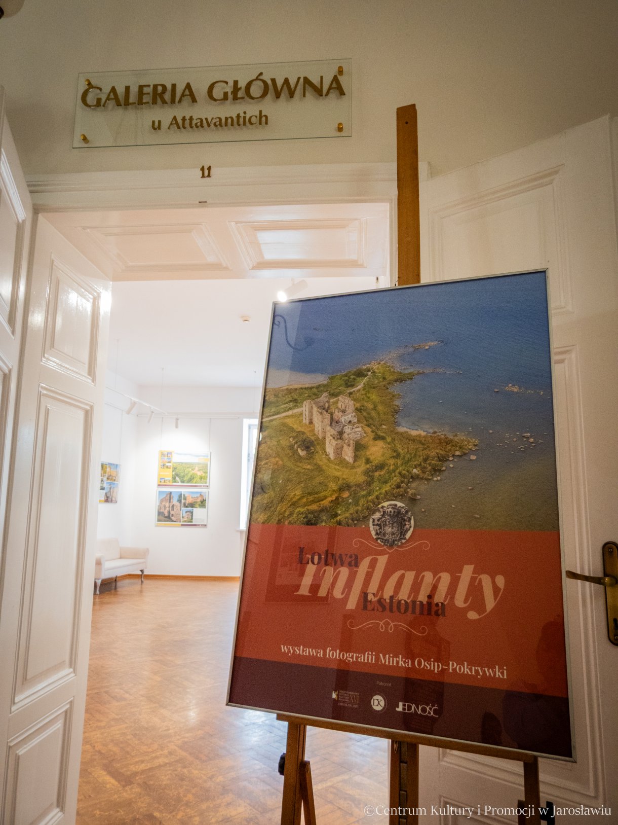 na wstawę „Harmonia kresowego krajobrazu” Mirek Osip – Pokrywką Na prezentowanych w przestrzeniach galerii planszach można podziwiać piękno i harmonię kresowego krajobrazu na przykładzie dawnych Inflant (obecnie Łotwa i Estonia). Autorem ekspozycji jest Mirosław Osip-Pokrywka. Wystawa towarzyszy XVI Międzynarodowemu Festiwalowi Kultury Kresowej