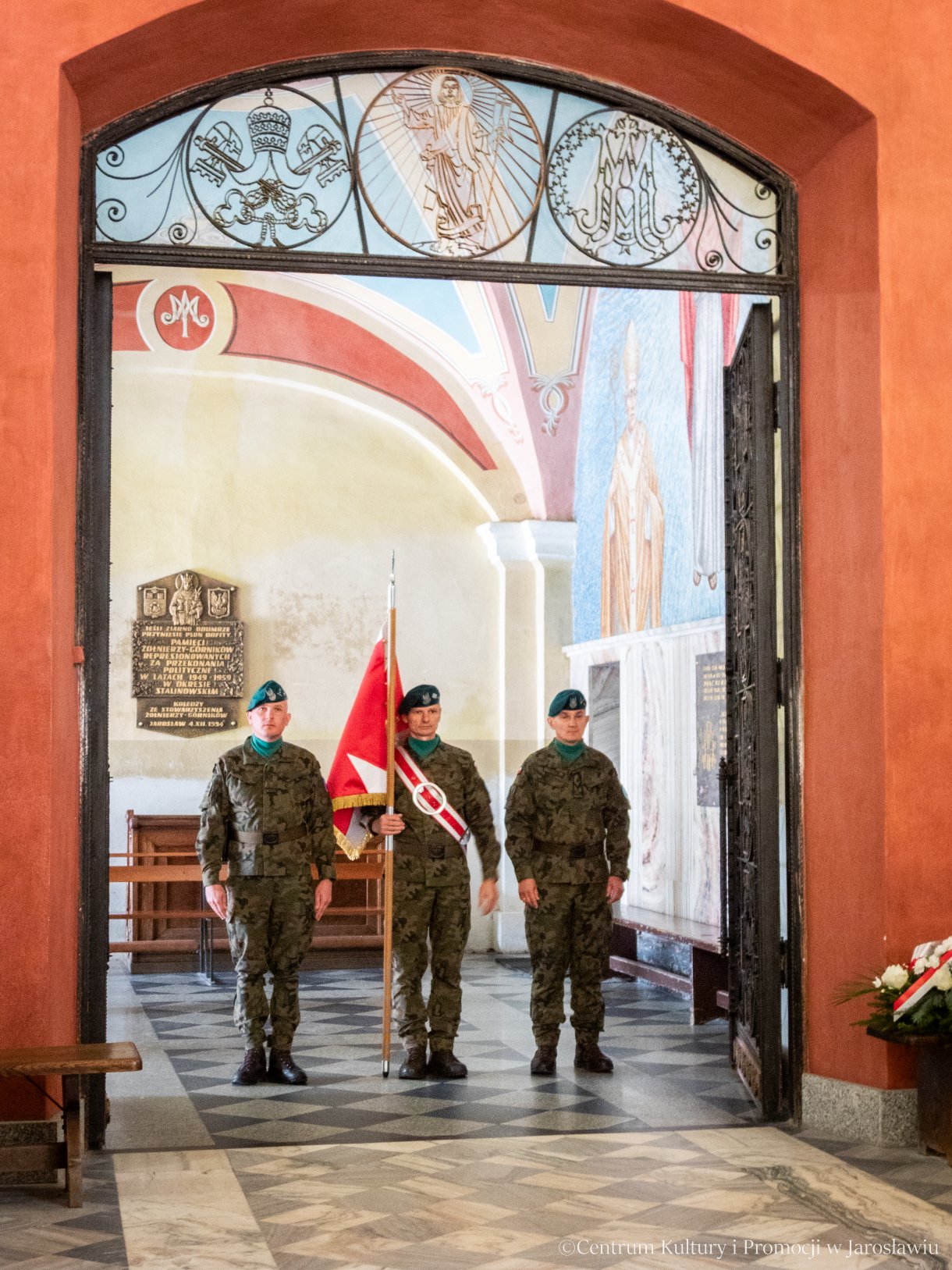 Obchody Dnia Sybiraka w Jarosławiu -poczet sztandarowy WP w Kościele