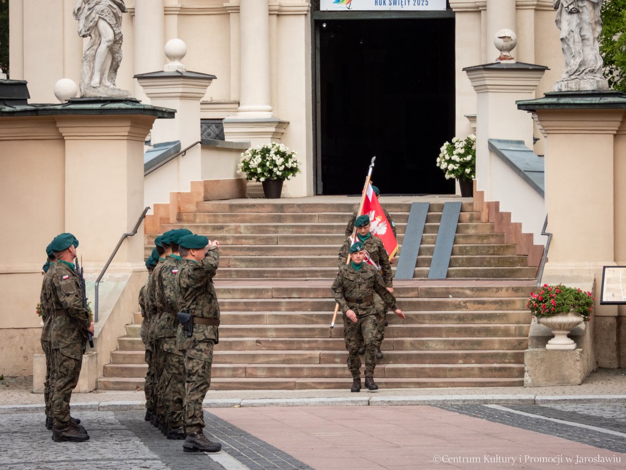 Obchody Dnia Sybiraka w Jarosławiu -sztandar wojska polskiego