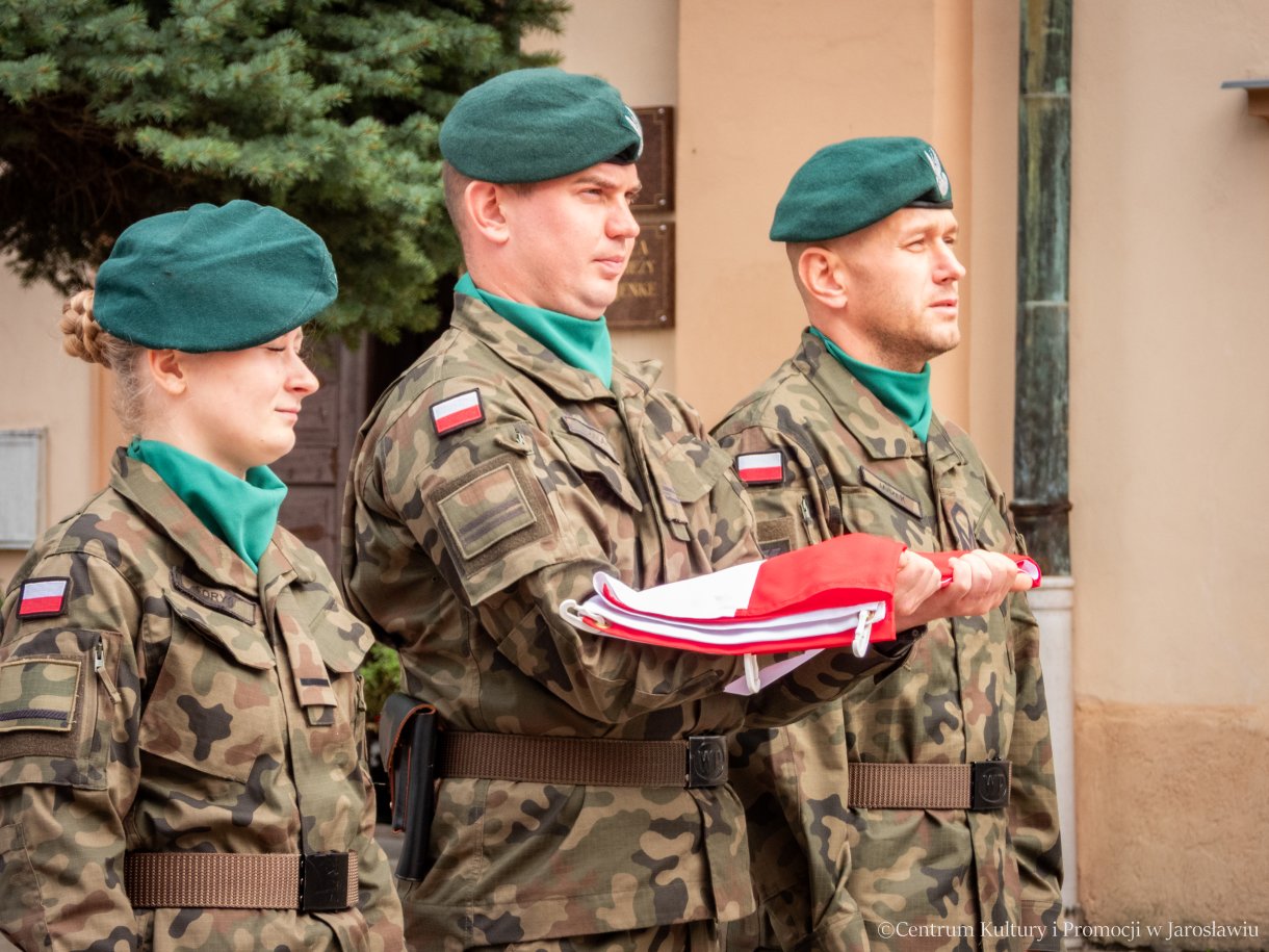 Obchody Dnia Sybiraka w Jarosławiu -poczet flagowy