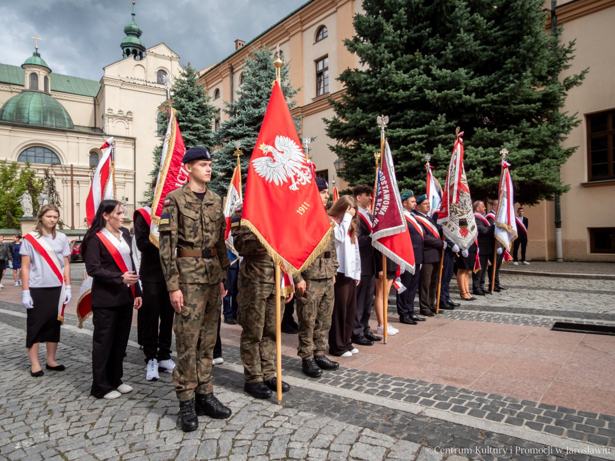 Obchody Dnia Sybiraka w Jarosławiu -poczty sztandarowe