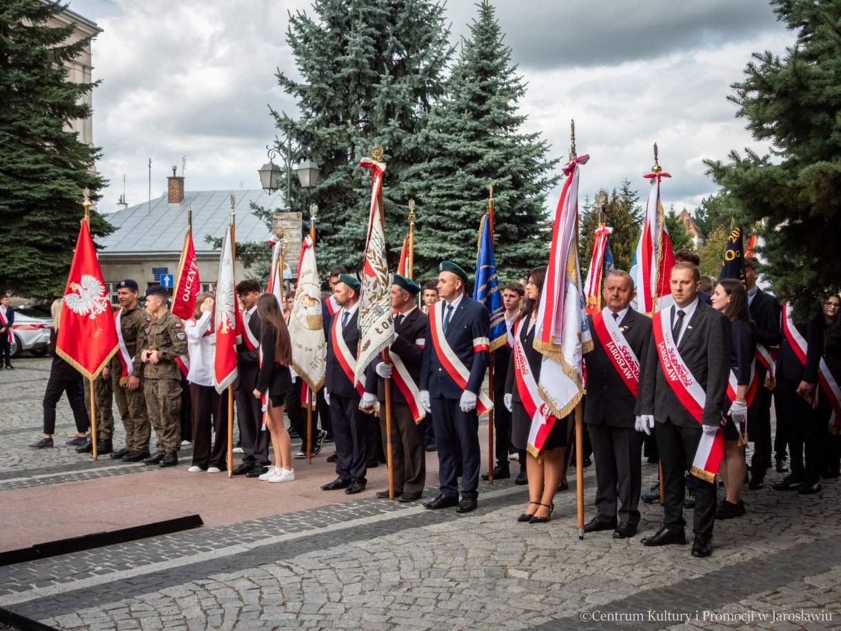 Obchody Dnia Sybiraka w Jarosławiu -poczty sztandarowe