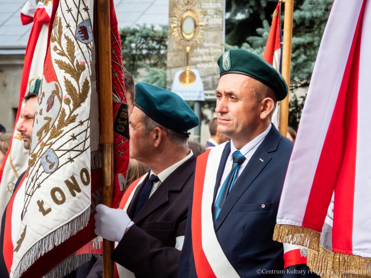 Obchody Dnia Sybiraka w Jarosławiu -poczet sztanfarowy