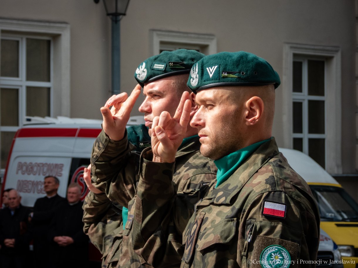 Obchody Dnia Sybiraka w Jarosławiu - poczet flagowy