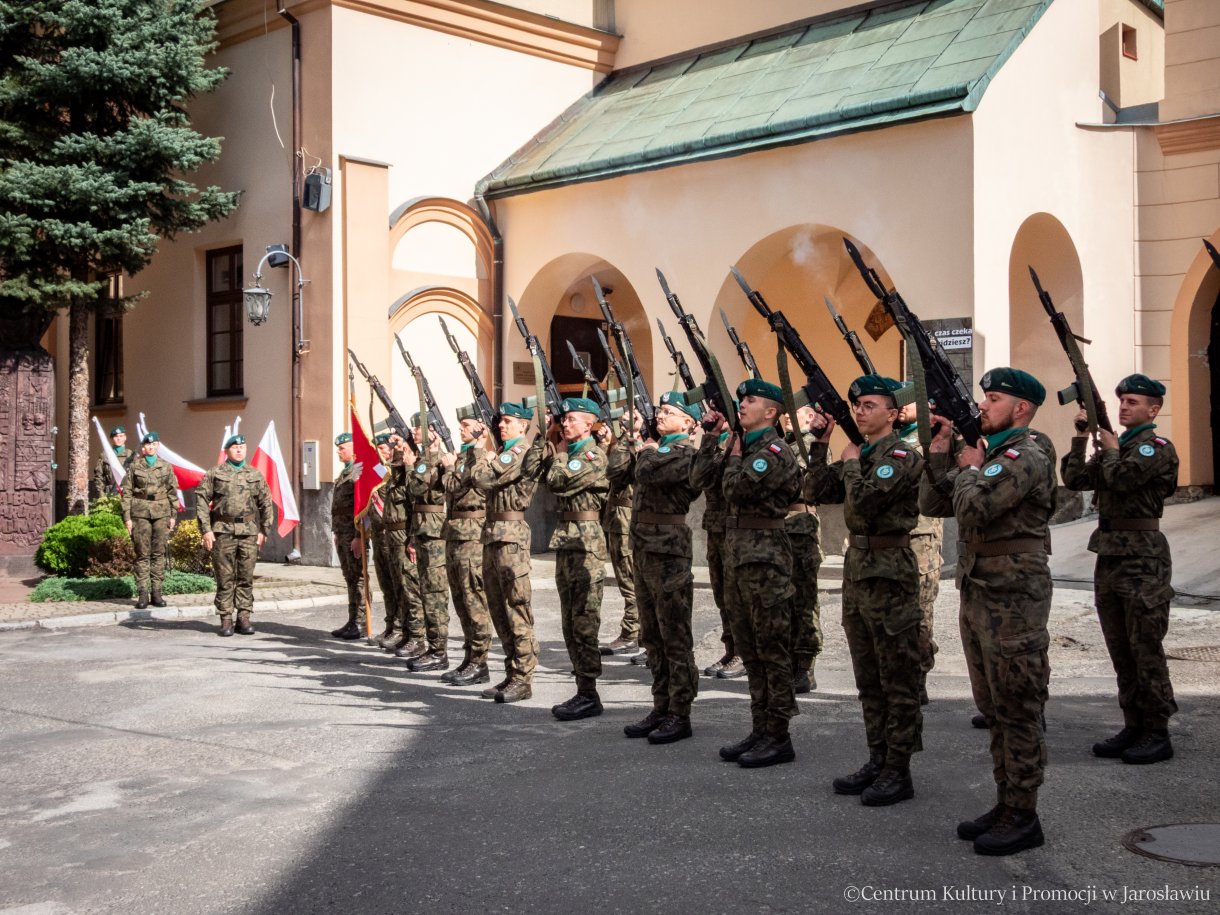 Obchody Dnia Sybiraka w Jarosławiu -Wojskowa Asysta Honorowa / salwa honorowa