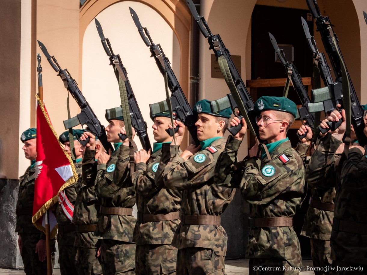 Obchody Dnia Sybiraka w Jarosławiu -Wojskowa Asysta Honorowa / salwa honorowa